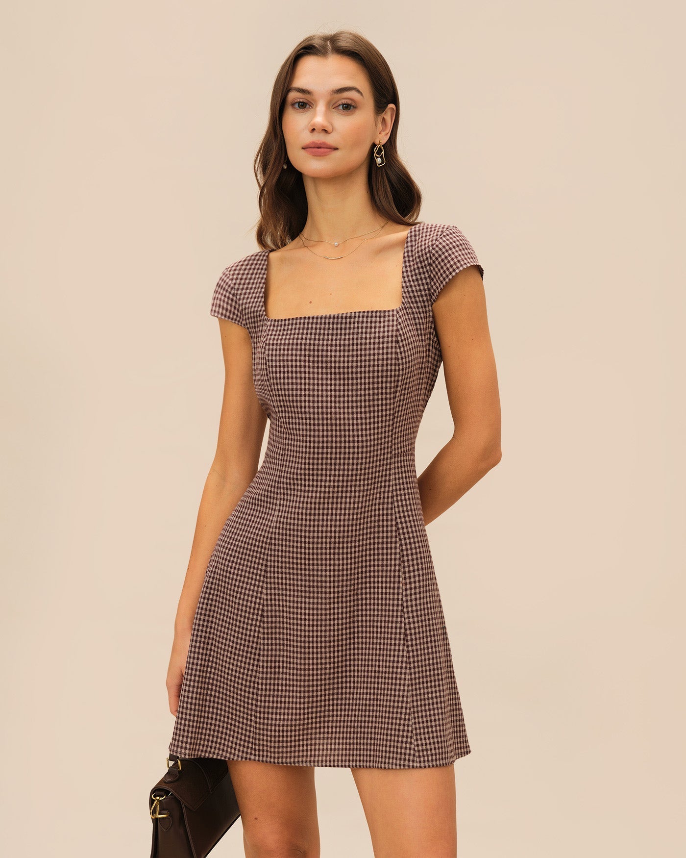 Vestido Mini de Cuadros Escote Cuadrado — Marrón