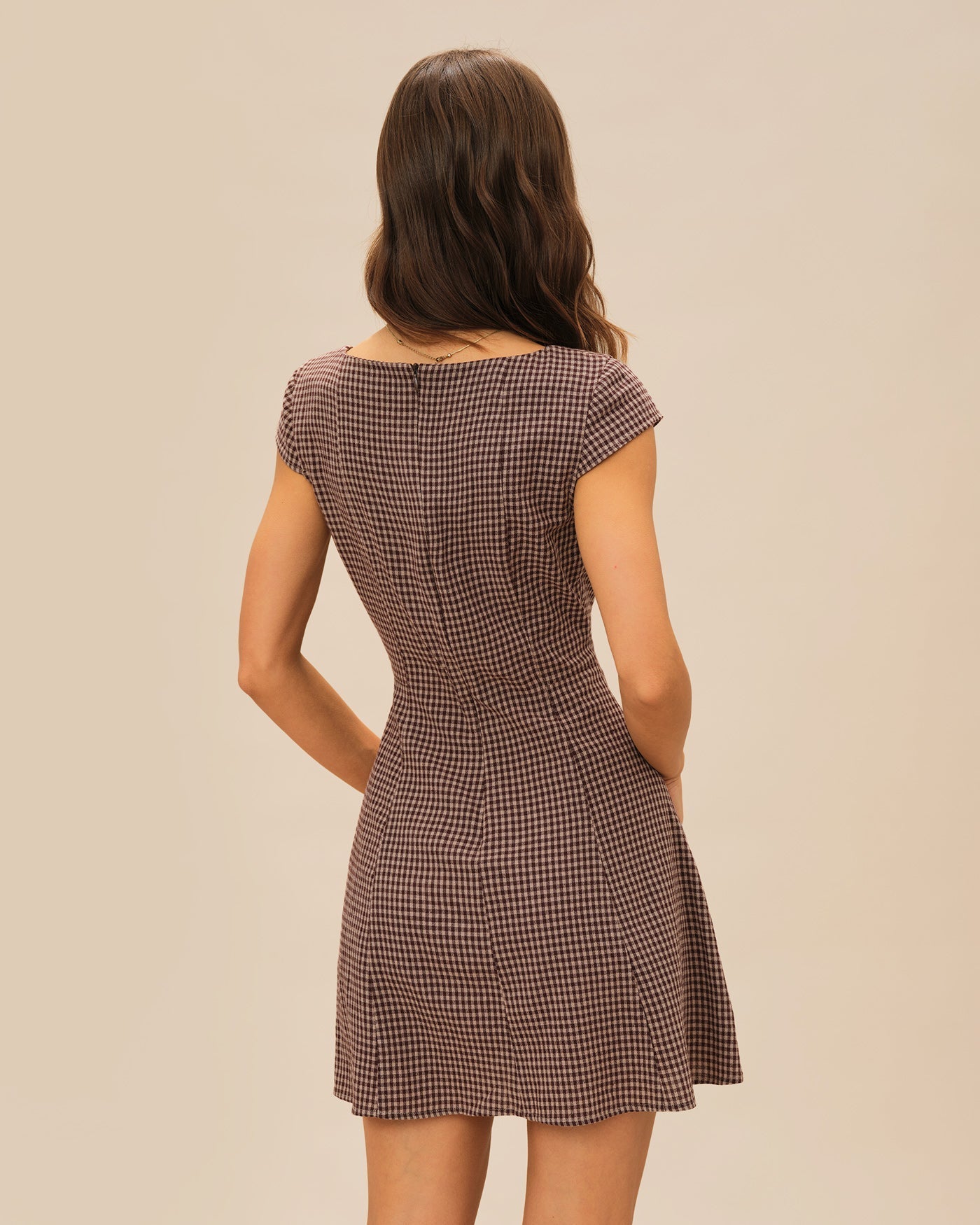 Vestido Mini de Cuadros Escote Cuadrado — Marrón
