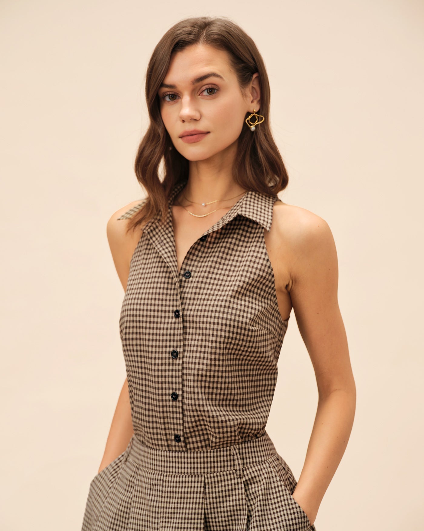 Blusa de Cuadros Sin Mangas con Cuello — Marrón