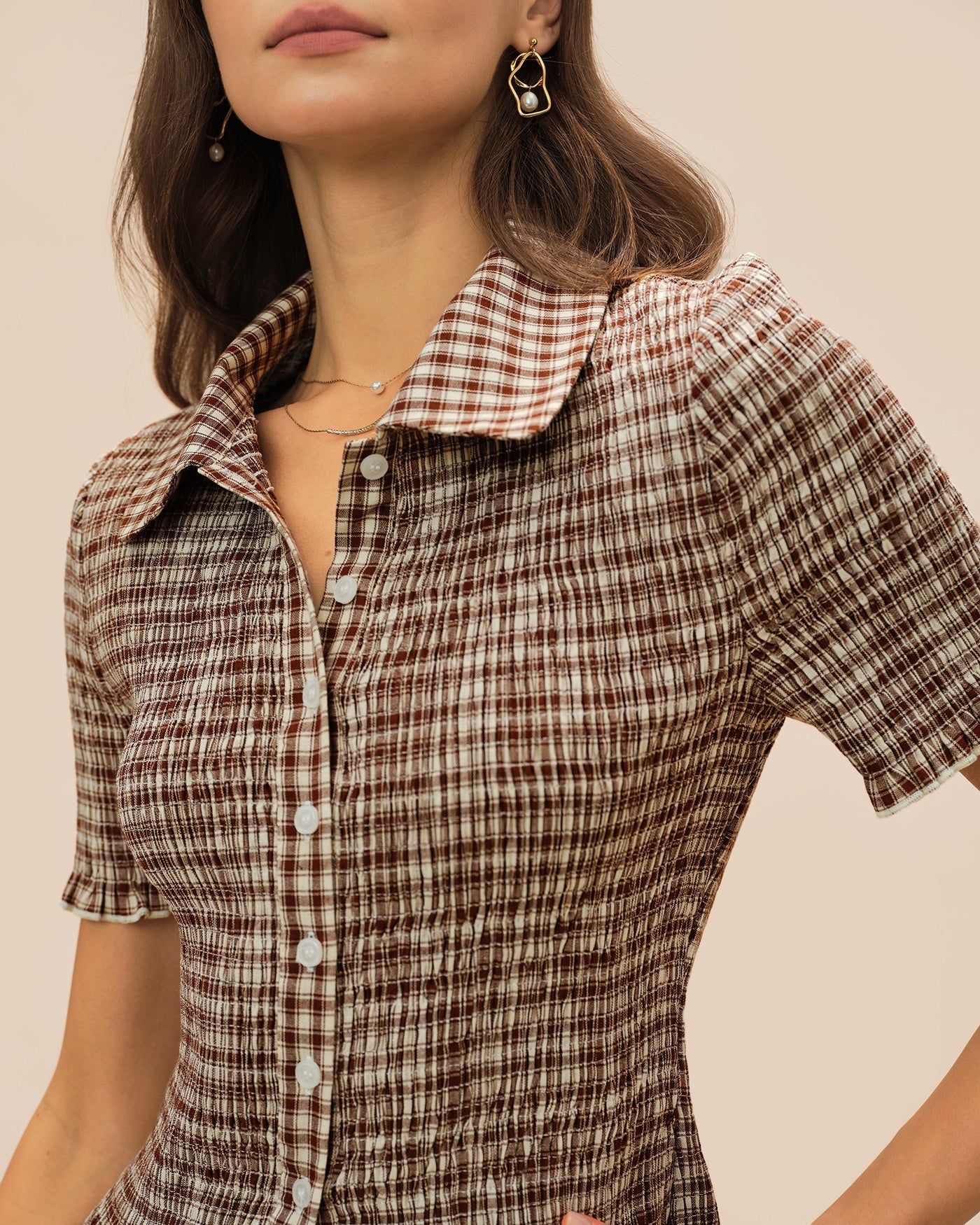 Blusa de Cuadros Abotonada con Cuello — Marrón