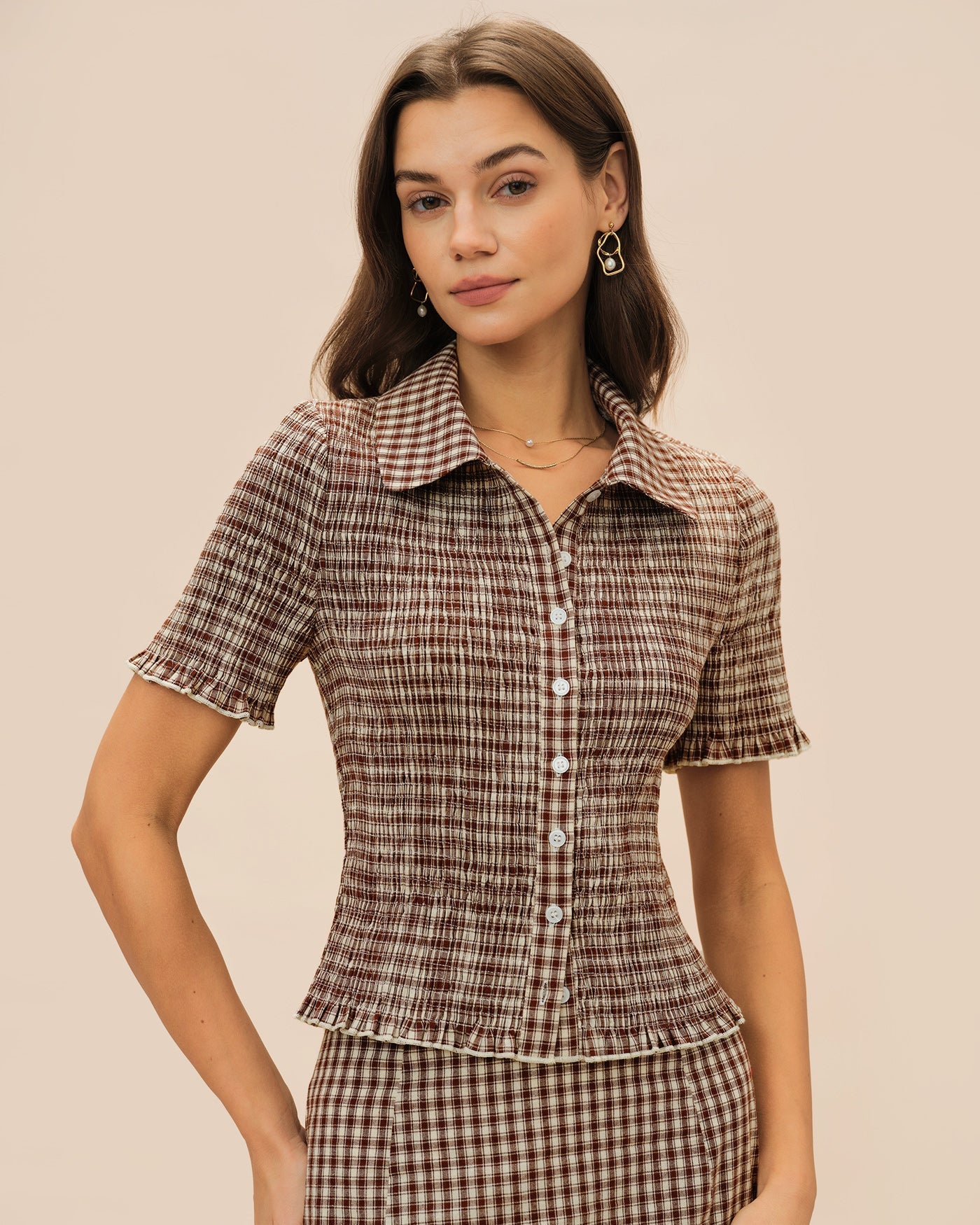 Blusa de Cuadros Abotonada con Cuello — Marrón
