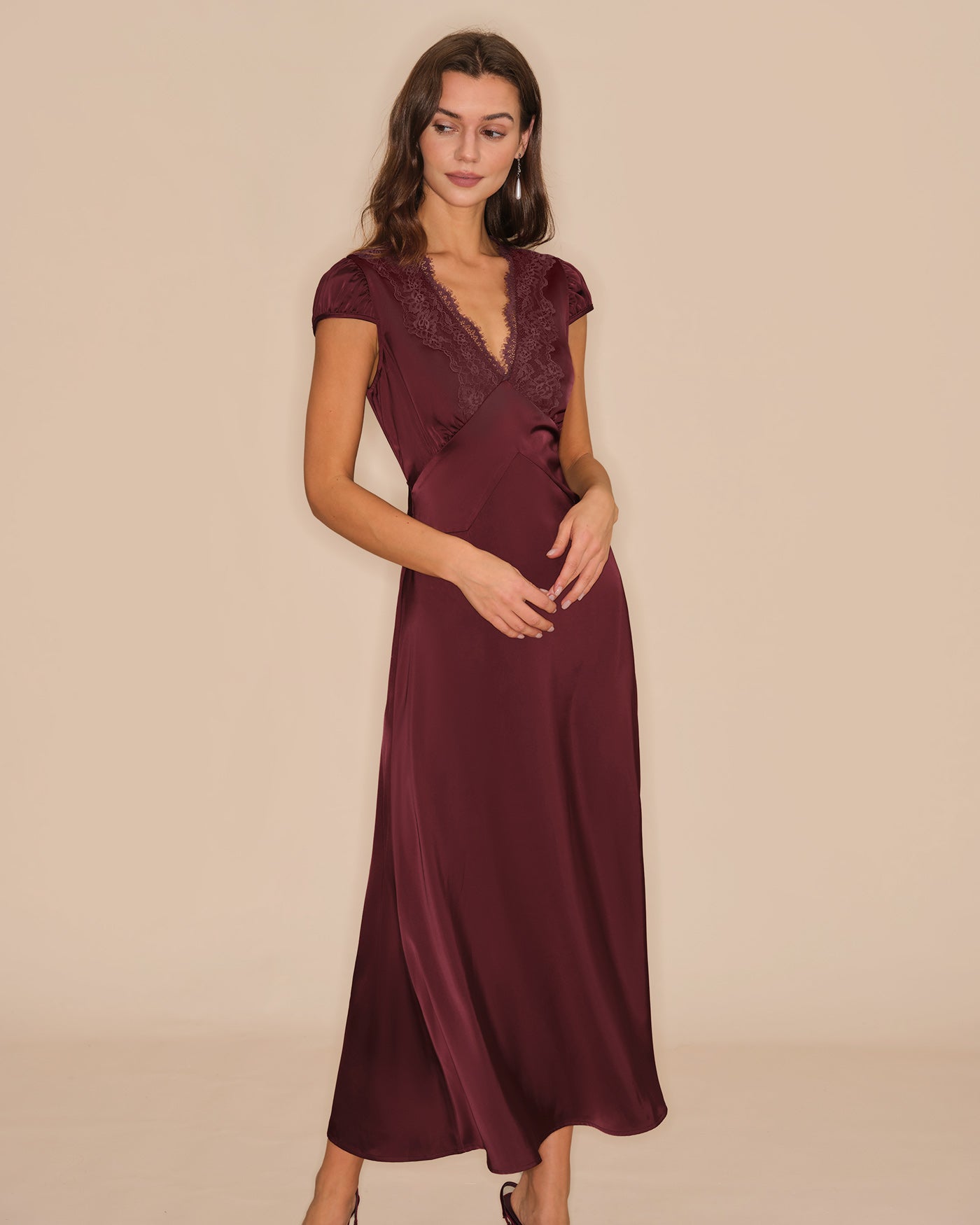 Vestido Maxi de Encaje Escote en V — Granate