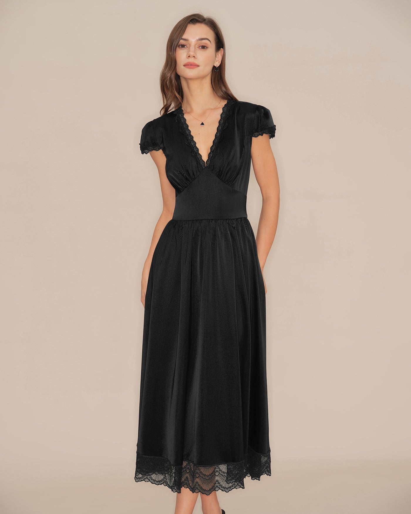 Vestido Maxi de Encaje Manga Abullonada Escote en V — Negro