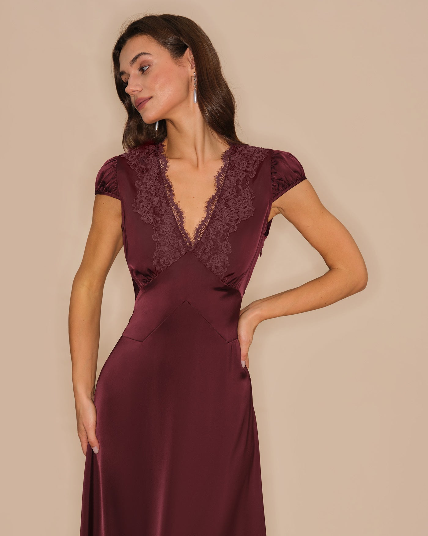 Vestido Maxi de Encaje Escote en V — Granate