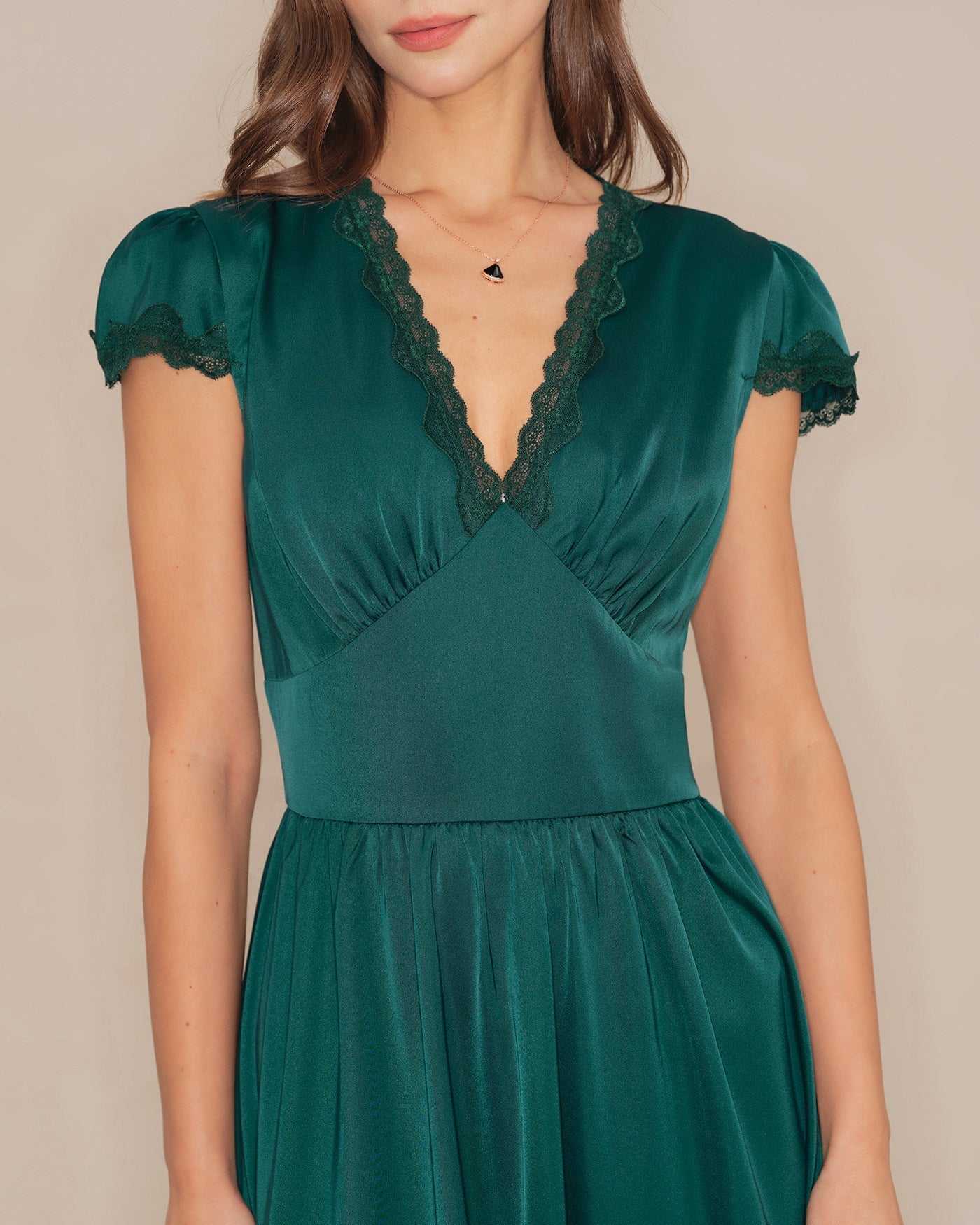 Vestido Maxi de Encaje Escote en V — Verde