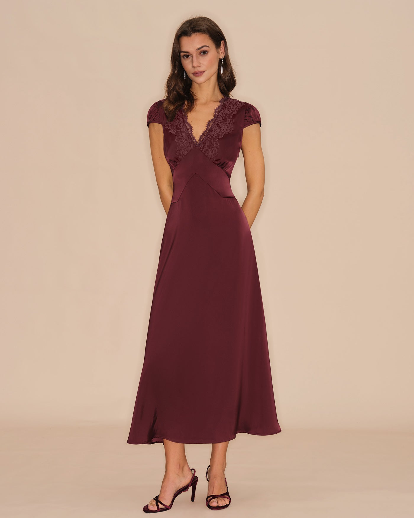 Vestido Maxi de Encaje Escote en V — Granate