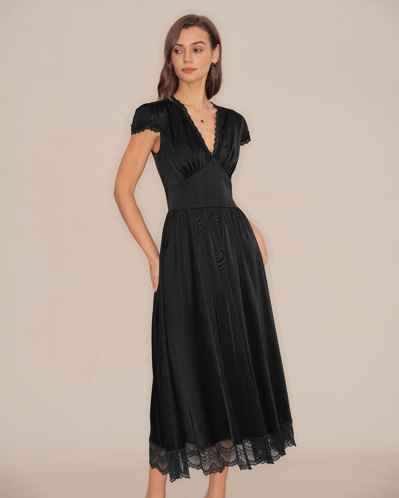 Vestido Maxi de Encaje Manga Abullonada Escote en V — Negro
