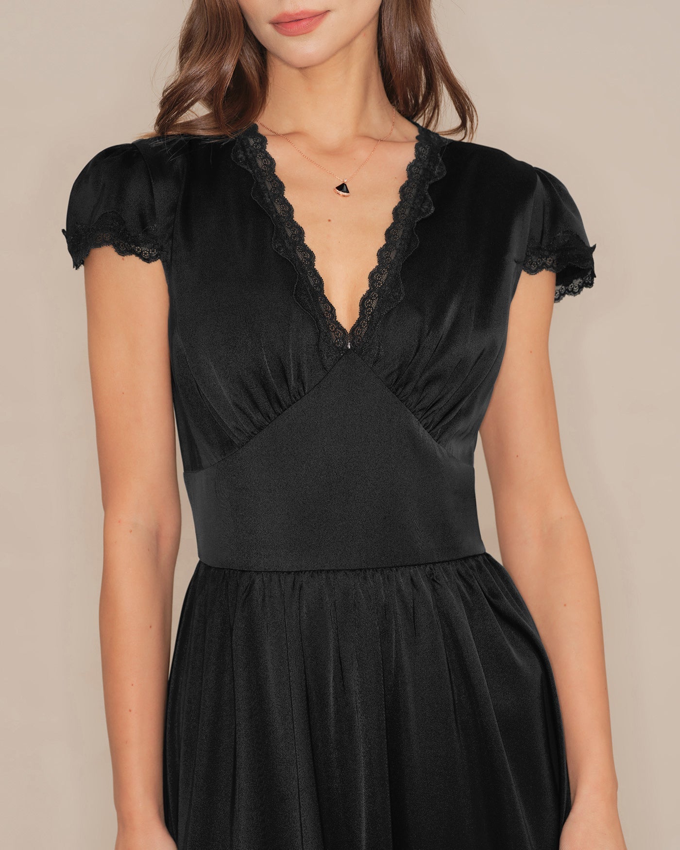 Vestido Maxi de Encaje Manga Abullonada Escote en V — Negro