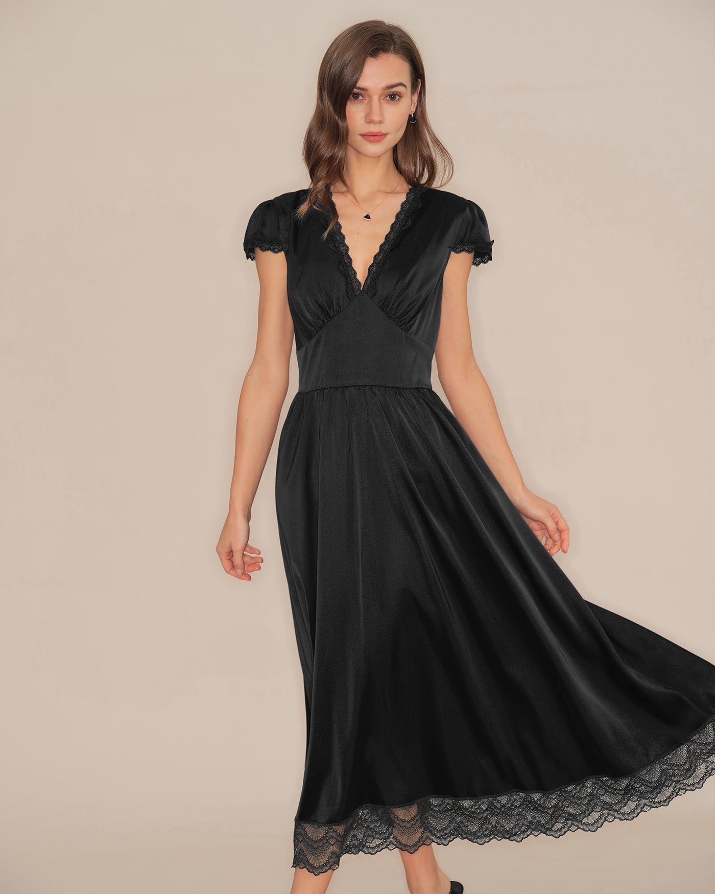Vestido Maxi de Encaje Manga Abullonada Escote en V — Negro