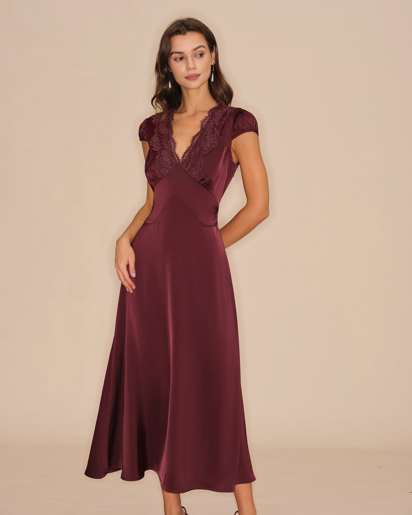 Vestido Maxi de Encaje Escote en V — Granate
