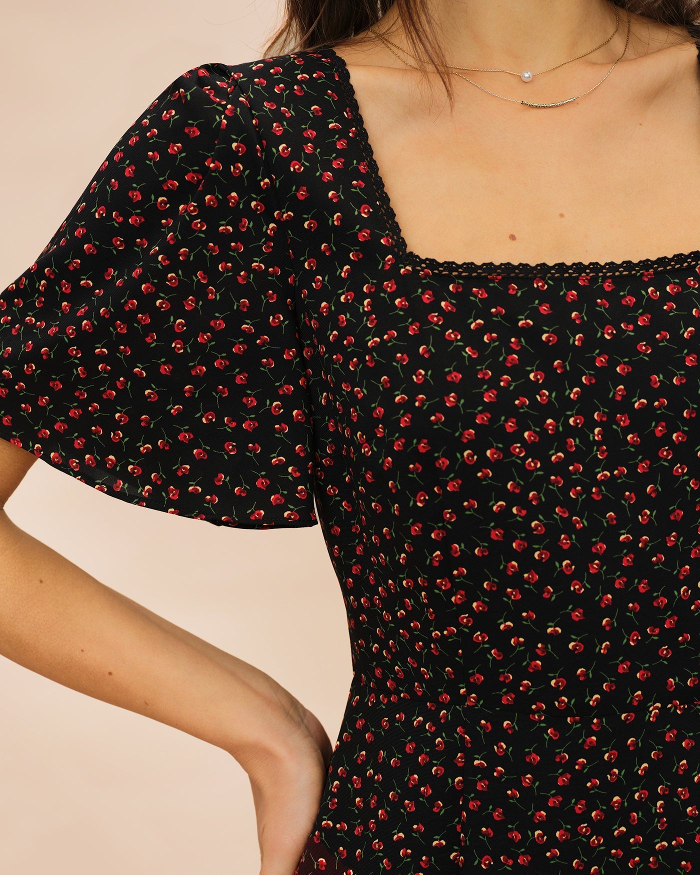 Vestido Midi Floral Manga Mariposa Escote Cuadrado — Negro