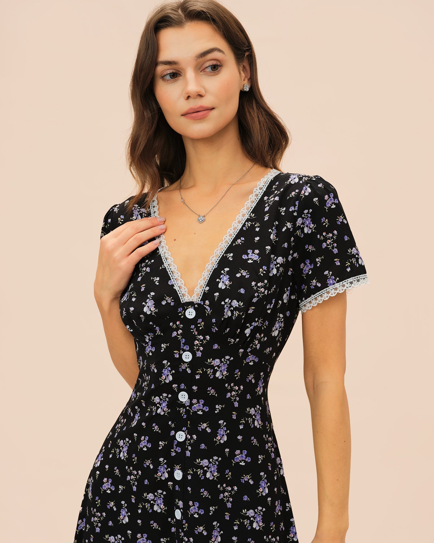 Vestido Midi Floral con Encaje Escote en V — Negro