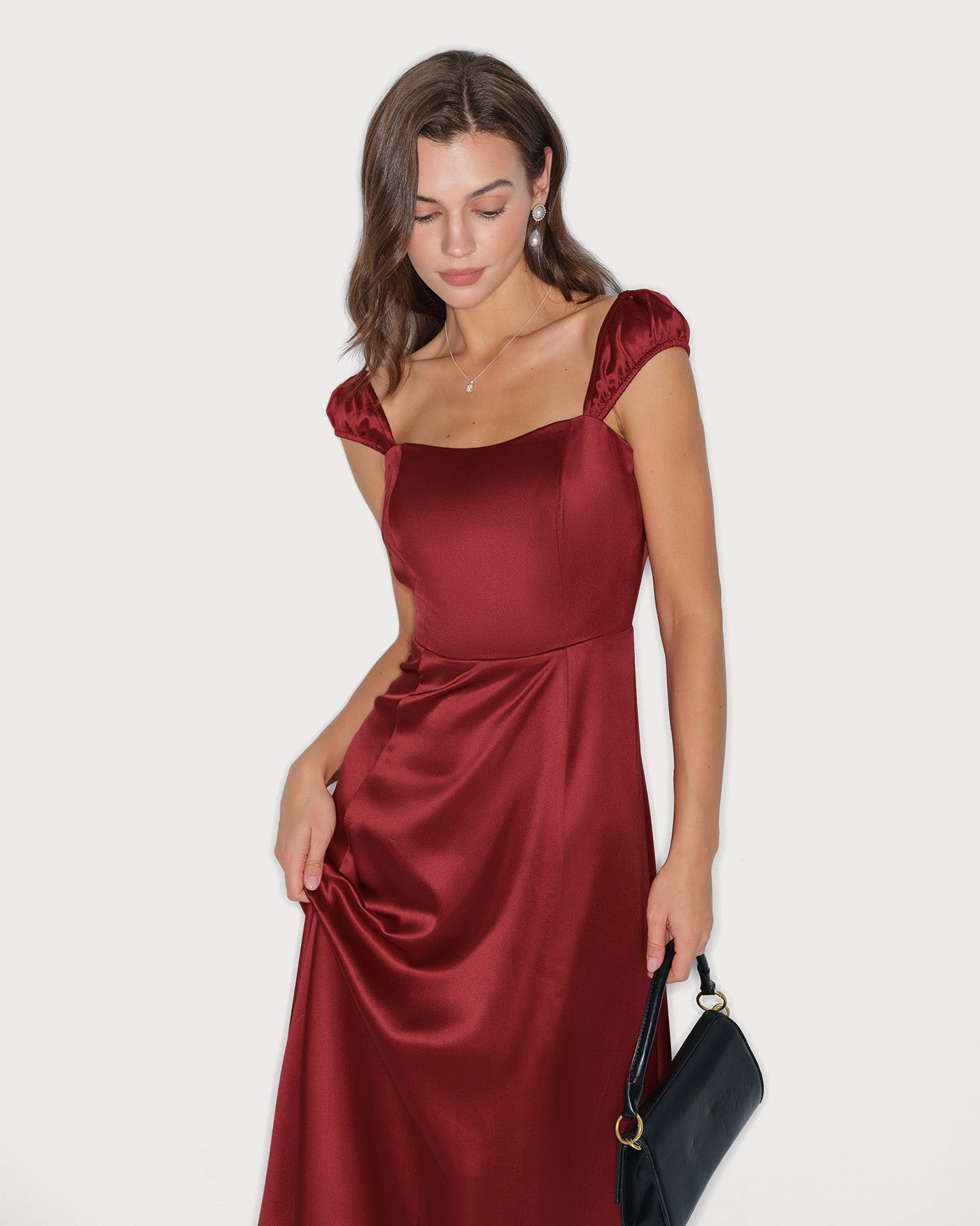 Vestido Midi Satinado Escote Corazón — Rojo
