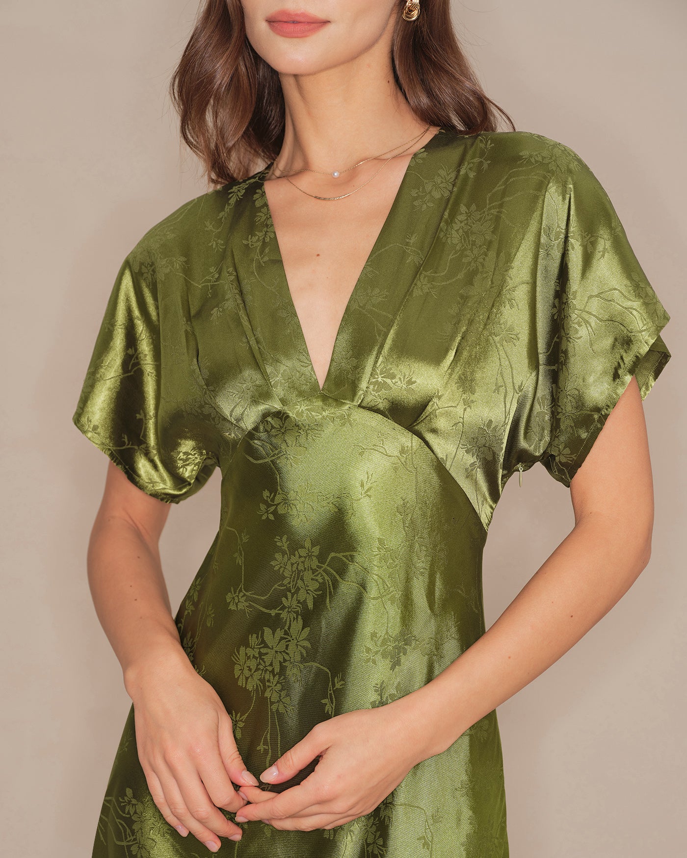 Vestido Midi Floral Plisado Escote en V — Verde