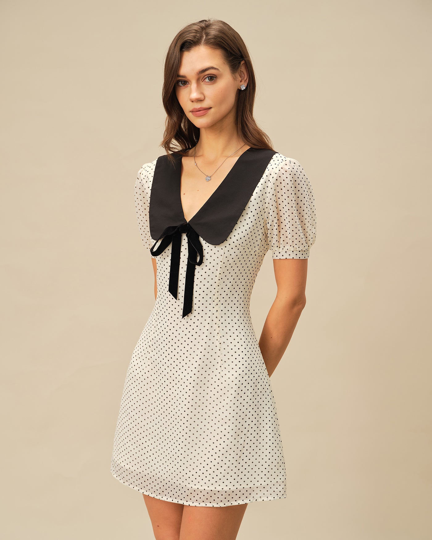 Vestido Mini de Lunares en Contraste Manga Abullonada — Albaricoque