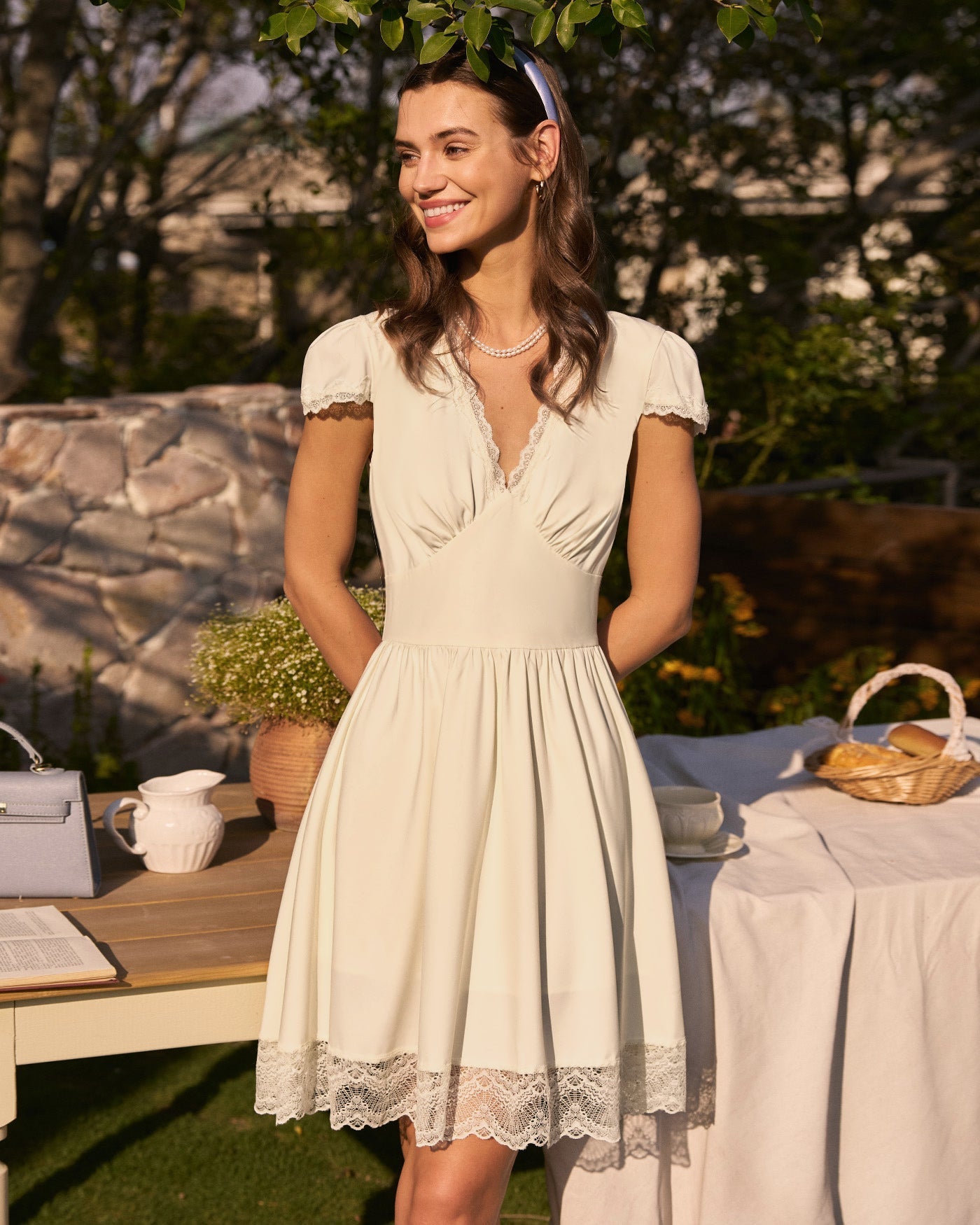 Vestido Mini de Encaje con Escote en V