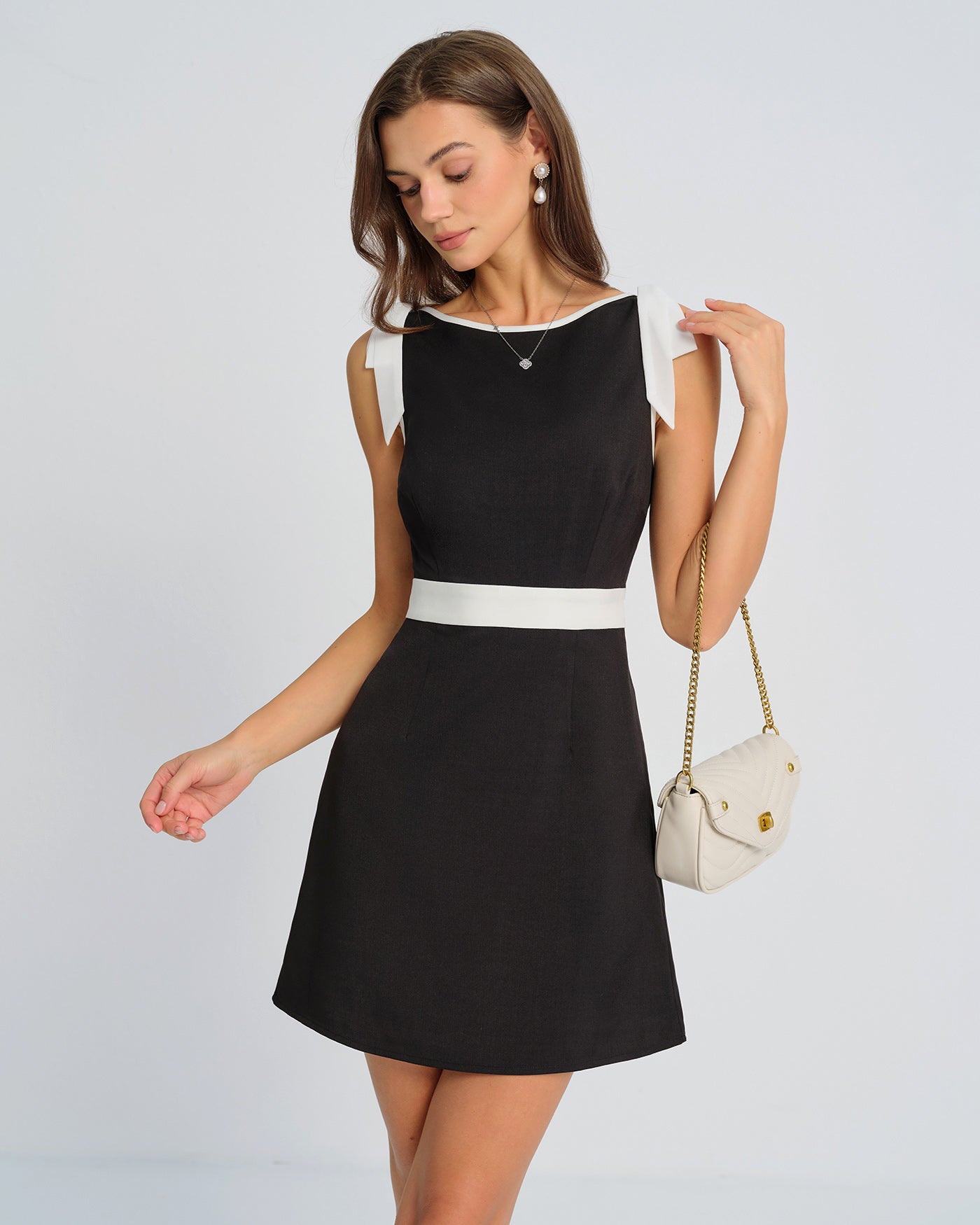 Vestido Mini con Lazo en Contraste — Negro