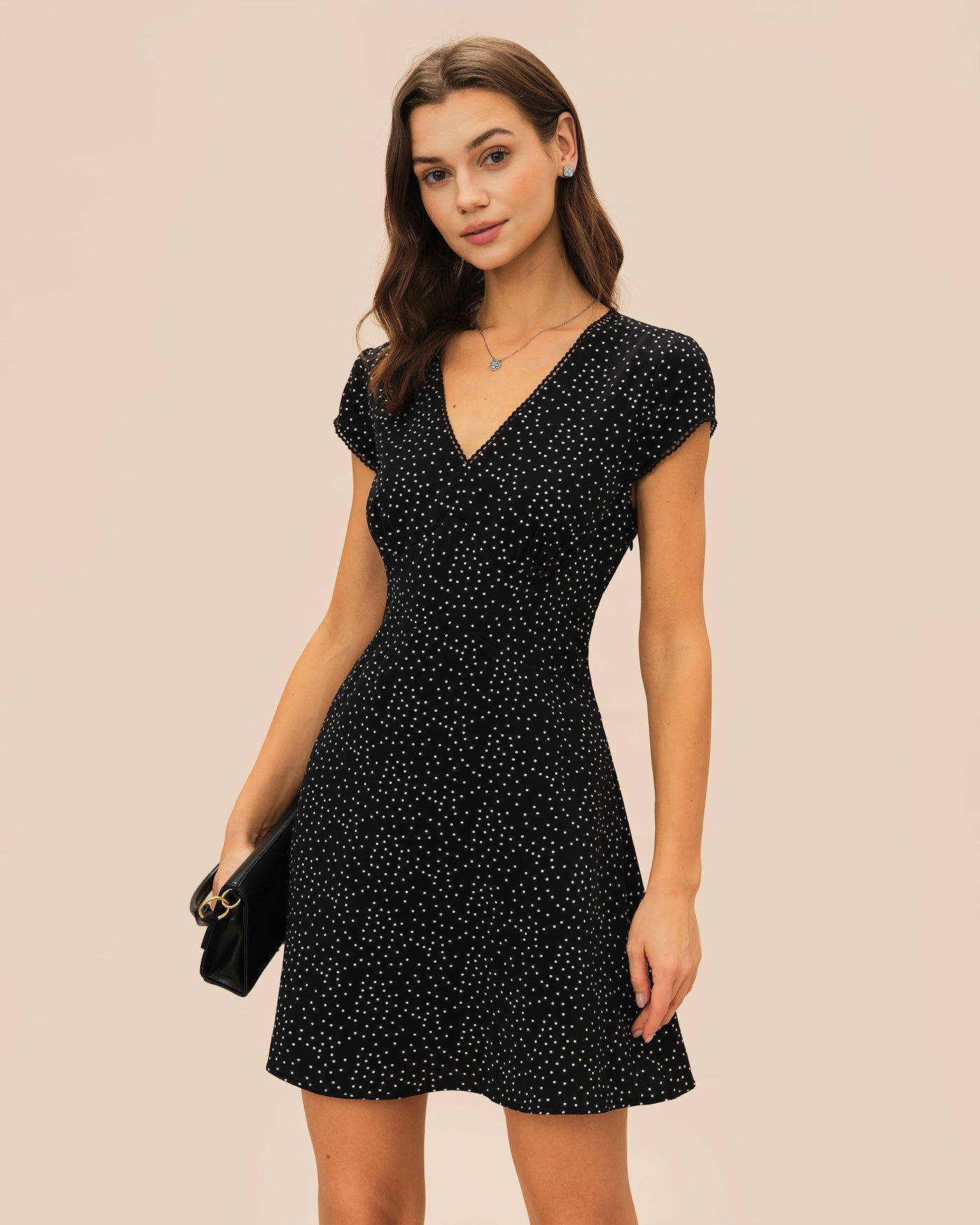 Vestido Mini de Lunares Escote en V Manga Casquillo — Negro