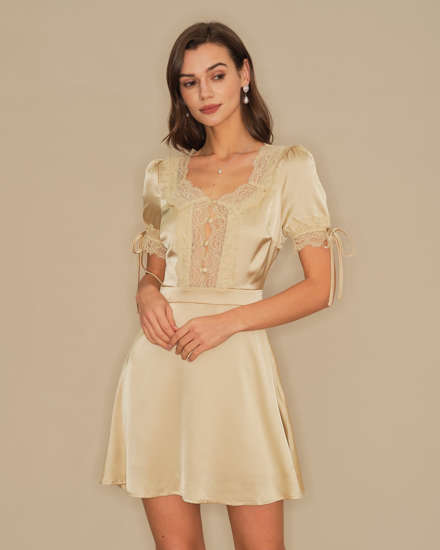 Vestido Mini Satinado con Encaje — Albaricoque