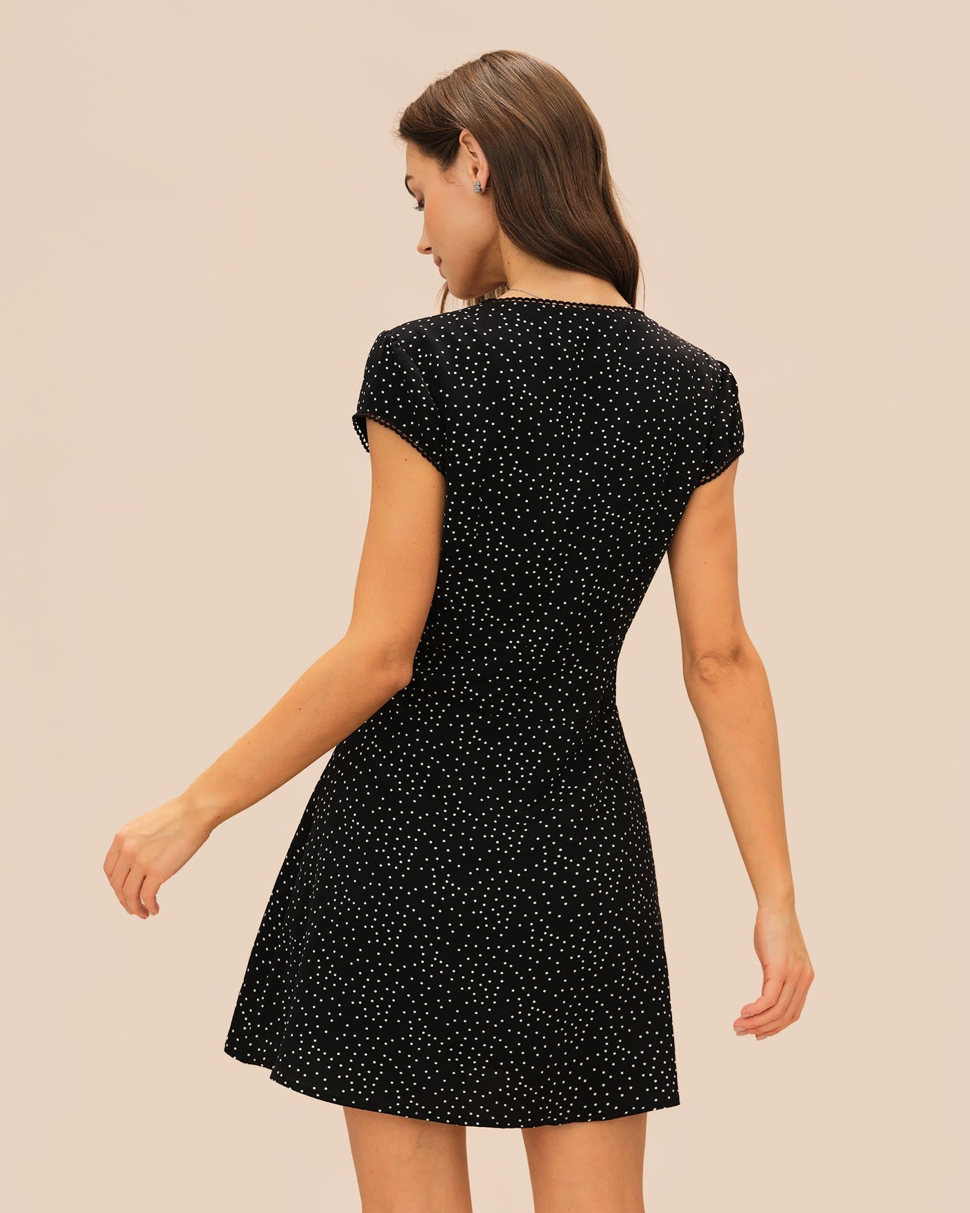 Vestido Mini de Lunares Escote en V Manga Casquillo — Negro