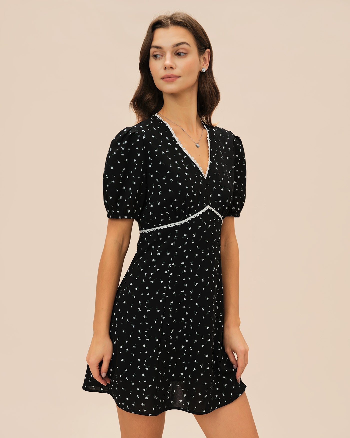 Vestido Mini Floral con Encaje Escote en V — Negro