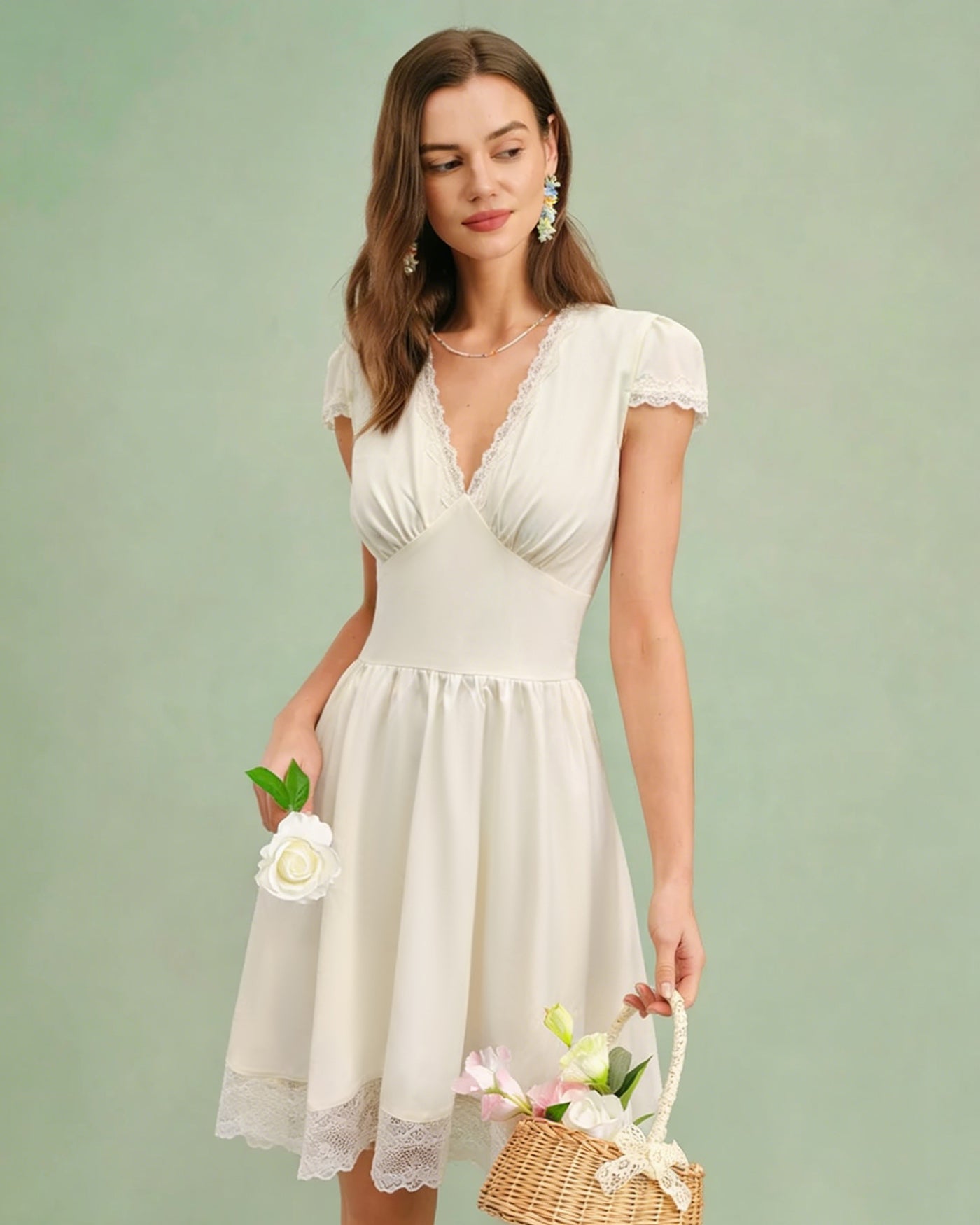 Vestido Mini de Encaje con Escote en V