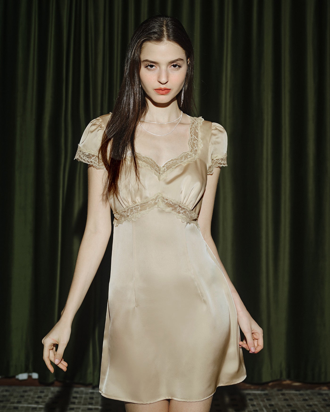 Vestido Mini de Encaje Escote Cuadrado — Albaricoque