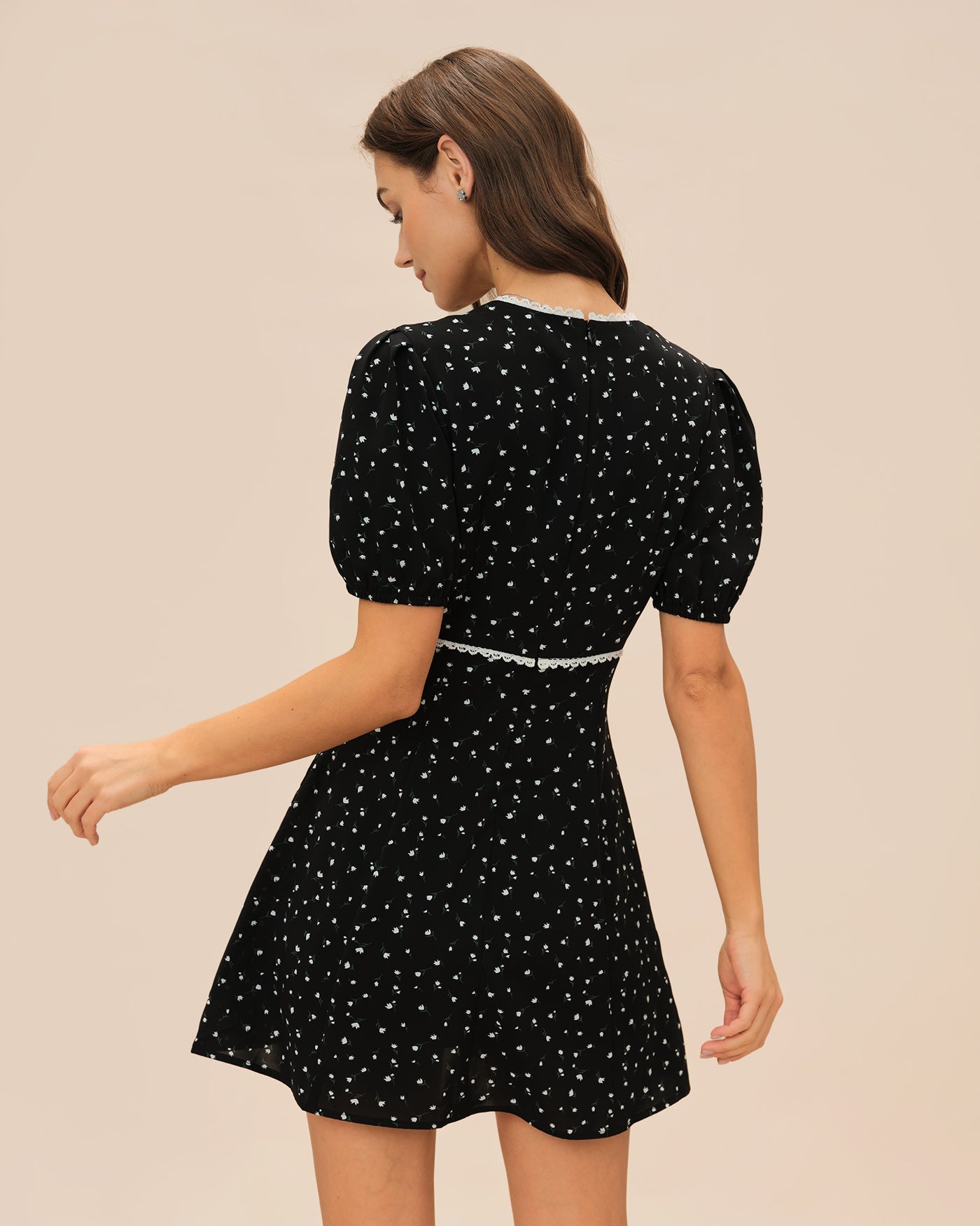 Vestido Mini Floral con Encaje Escote en V — Negro