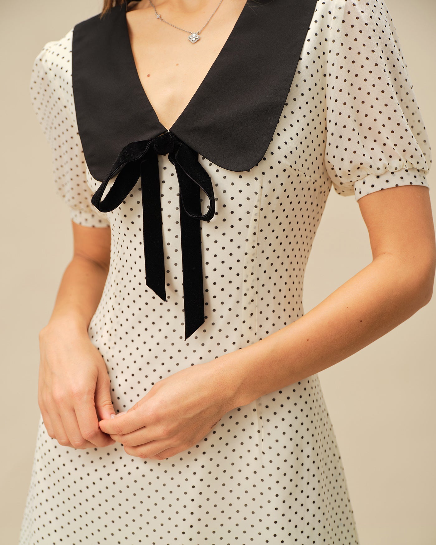 Vestido Mini de Lunares en Contraste Manga Abullonada — Albaricoque