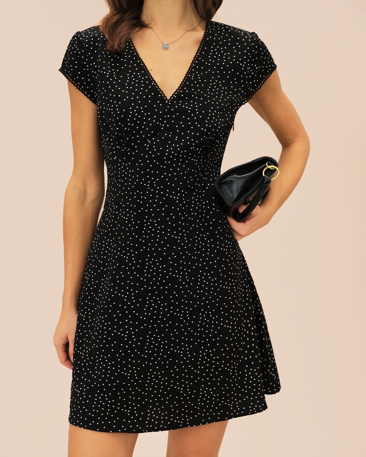 Vestido Mini de Lunares Escote en V Manga Casquillo — Negro