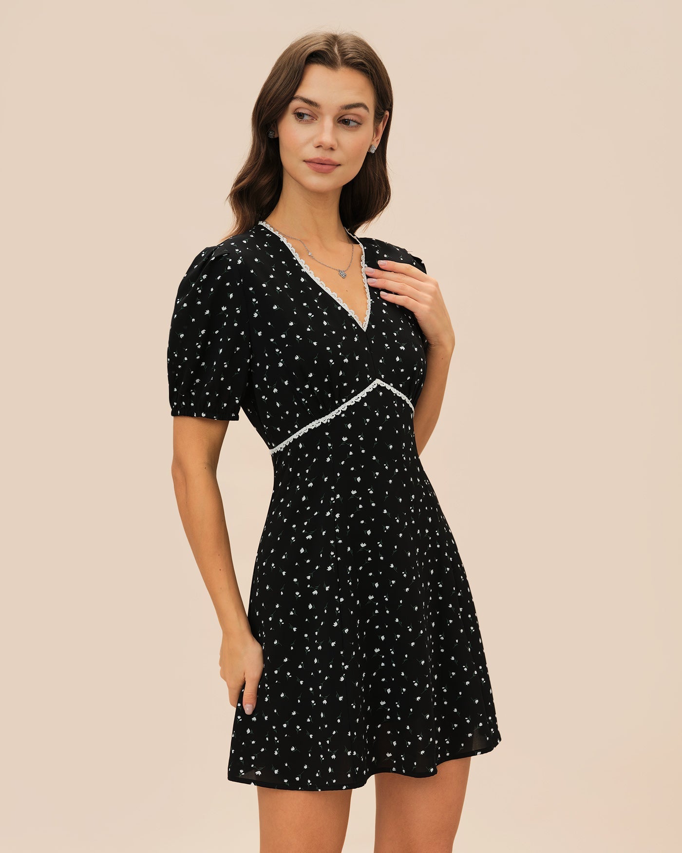 Vestido Mini Floral con Encaje Escote en V — Negro