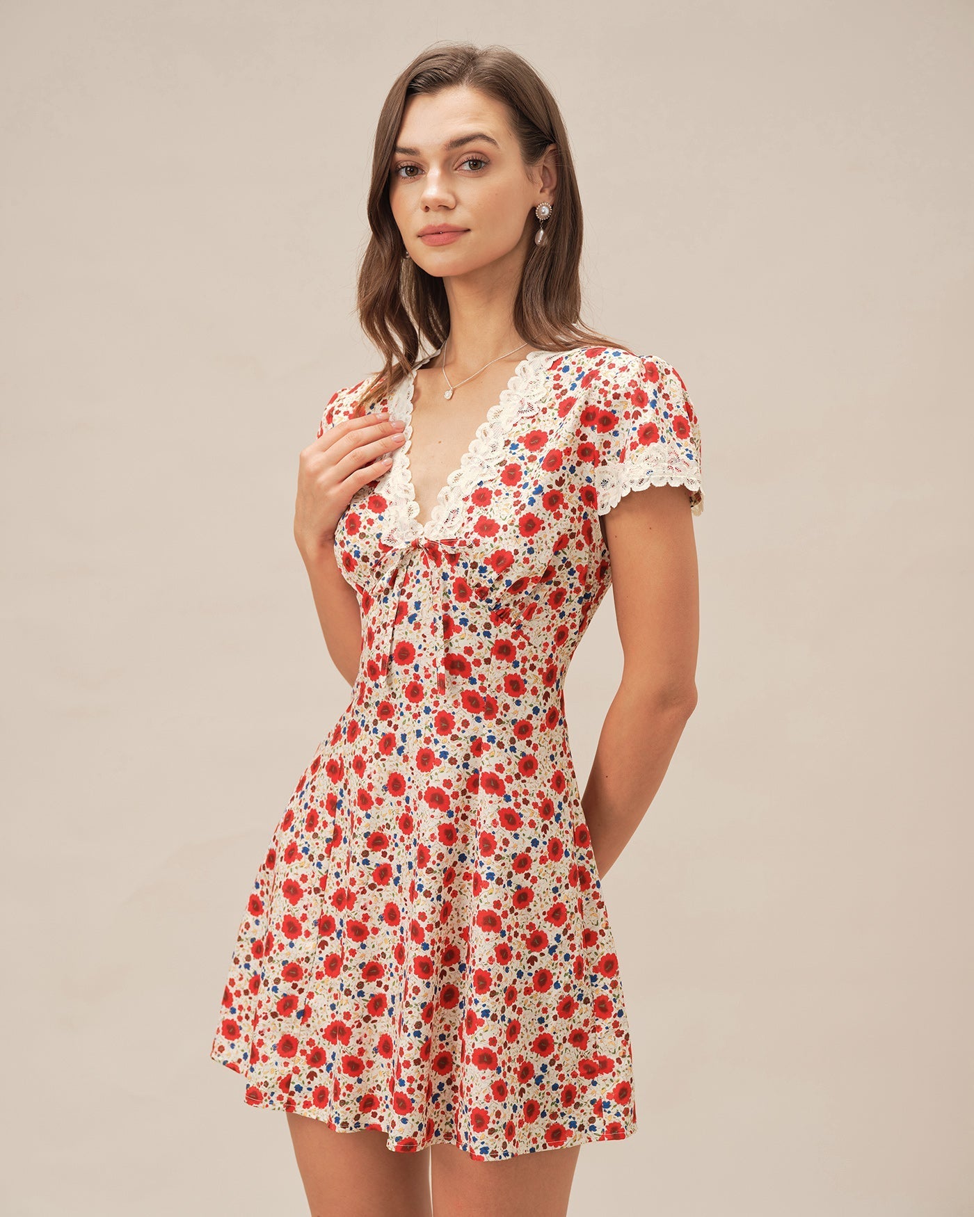 Vestido Mini Floral con Encaje Manga Casquillo — Rojo