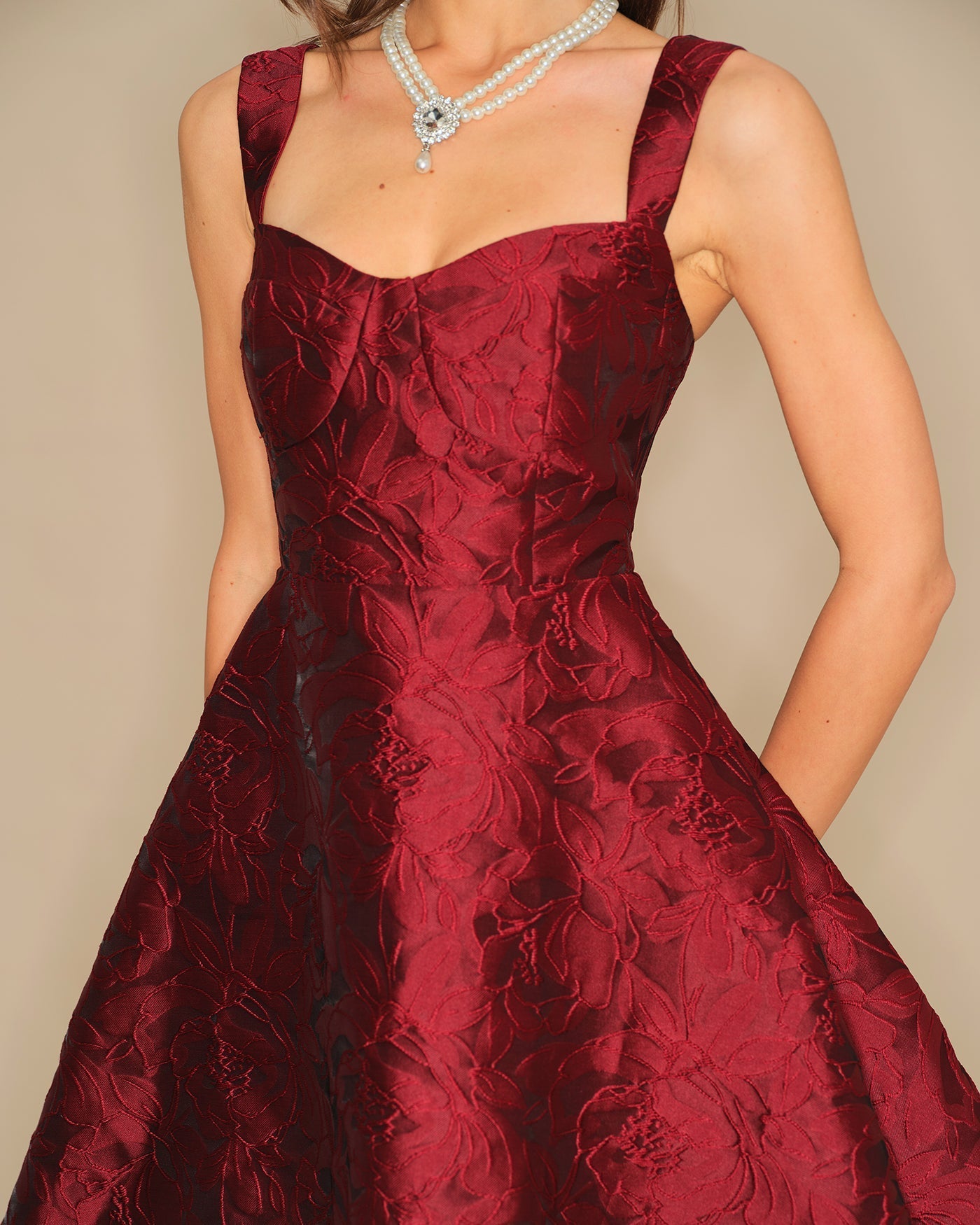 Vestido Mini Jacquard Escote Corazón — Granate