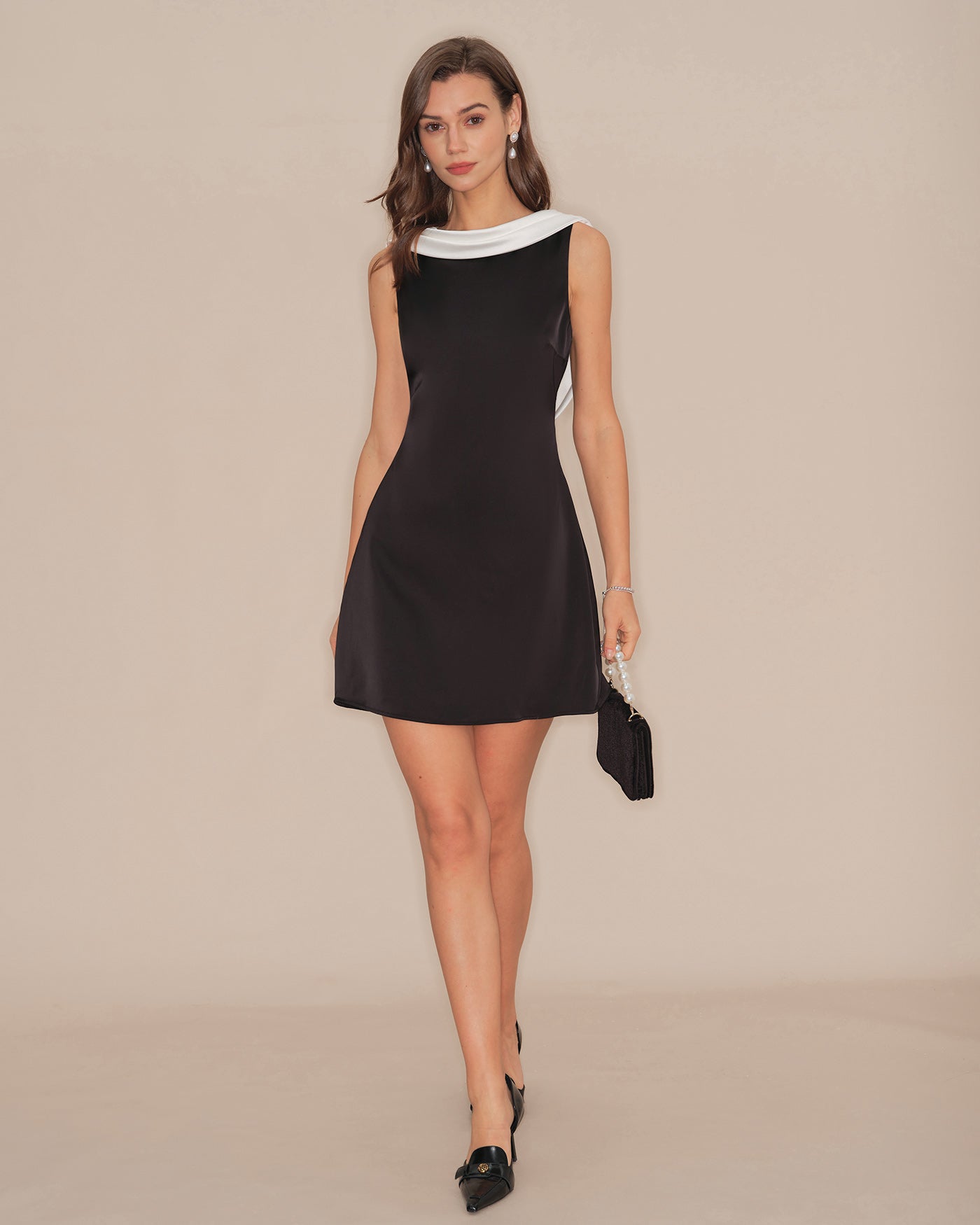 Vestido Mini Espalda al Aire Cuello Fluido — Negro