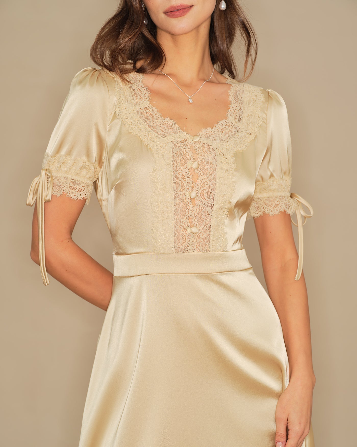 Vestido Mini Satinado con Encaje — Albaricoque