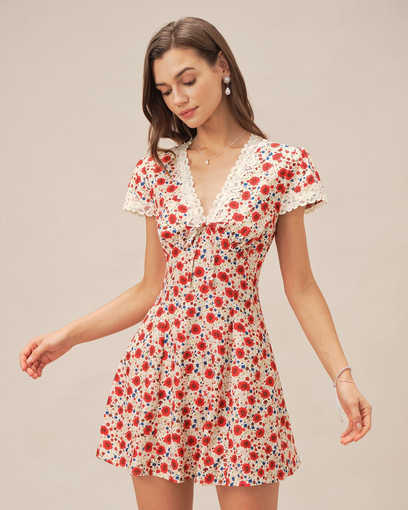 Vestido Mini Floral con Encaje Manga Casquillo — Rojo