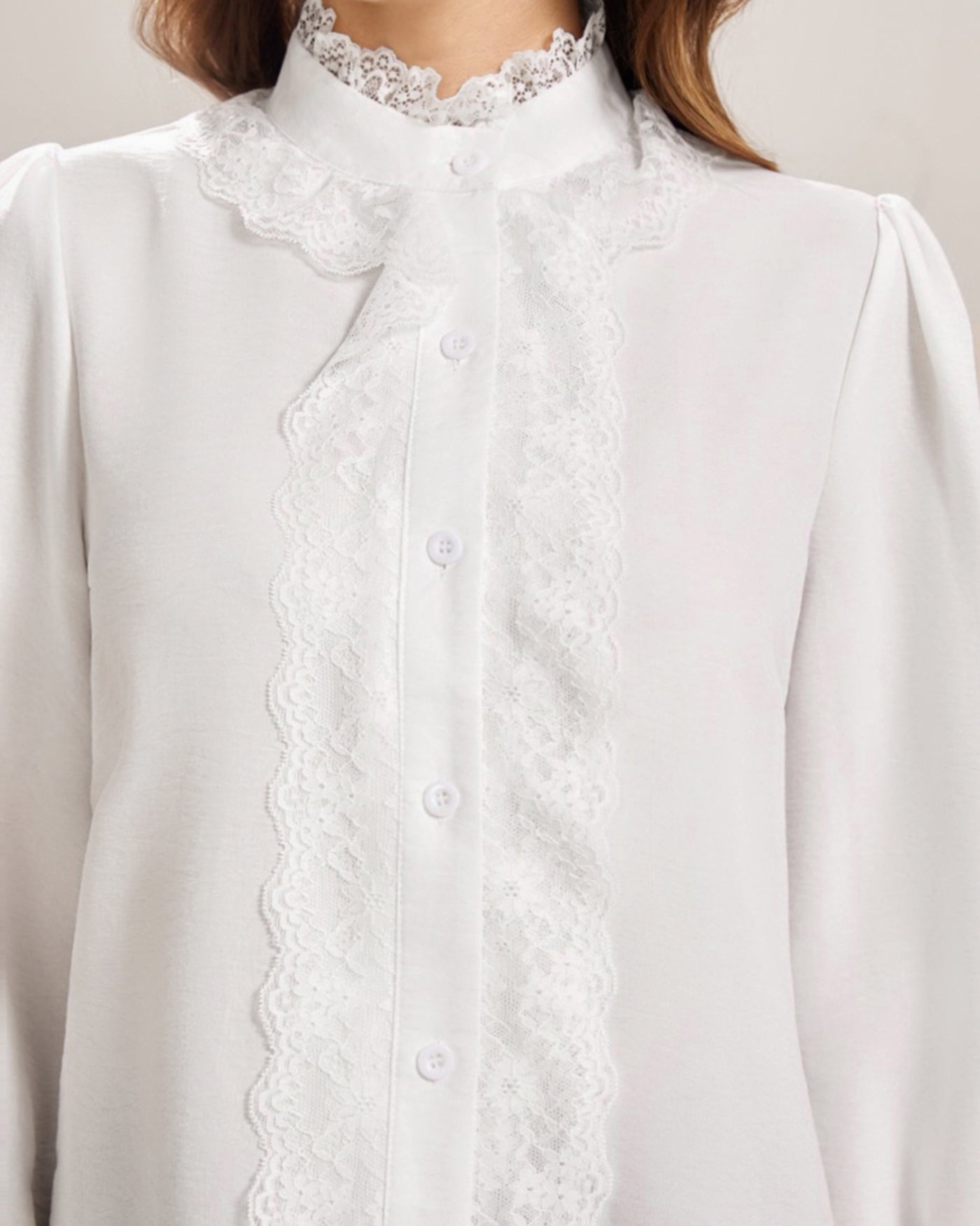 Camisa de Encaje Manga Poeta Cuello Alto — Blanco
