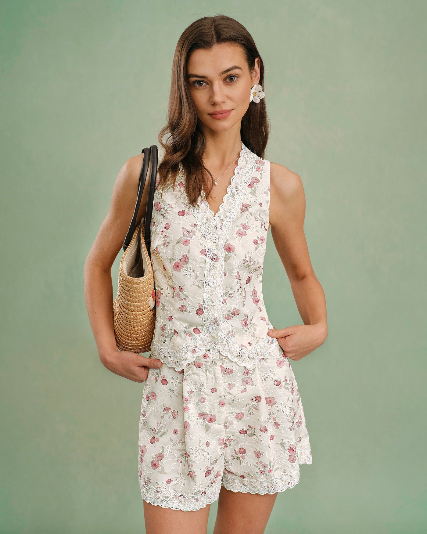 Shorts de Encaje con Bordado Floral — Multicolor