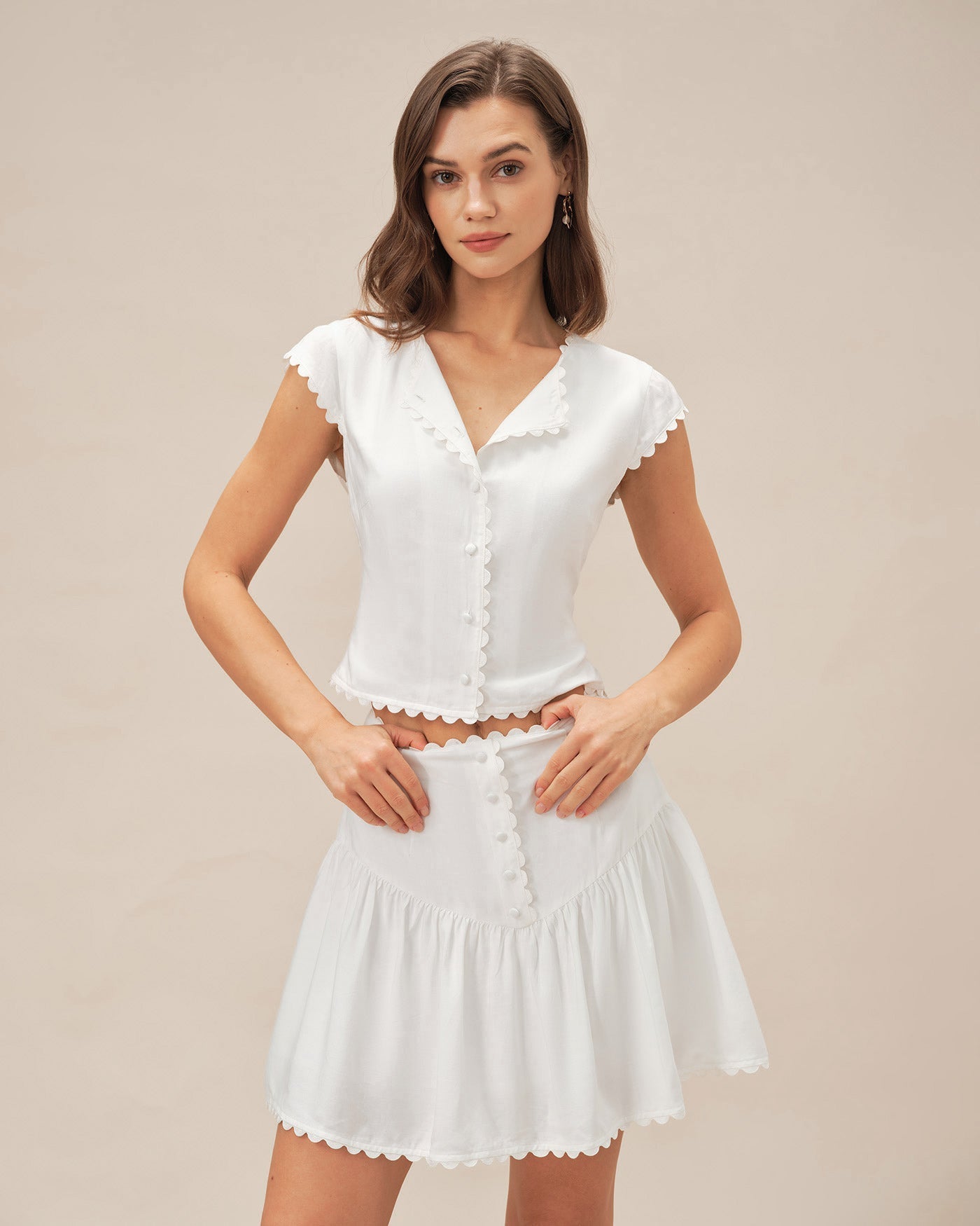 Falda Mini con Botones y Fruncido — Blanco