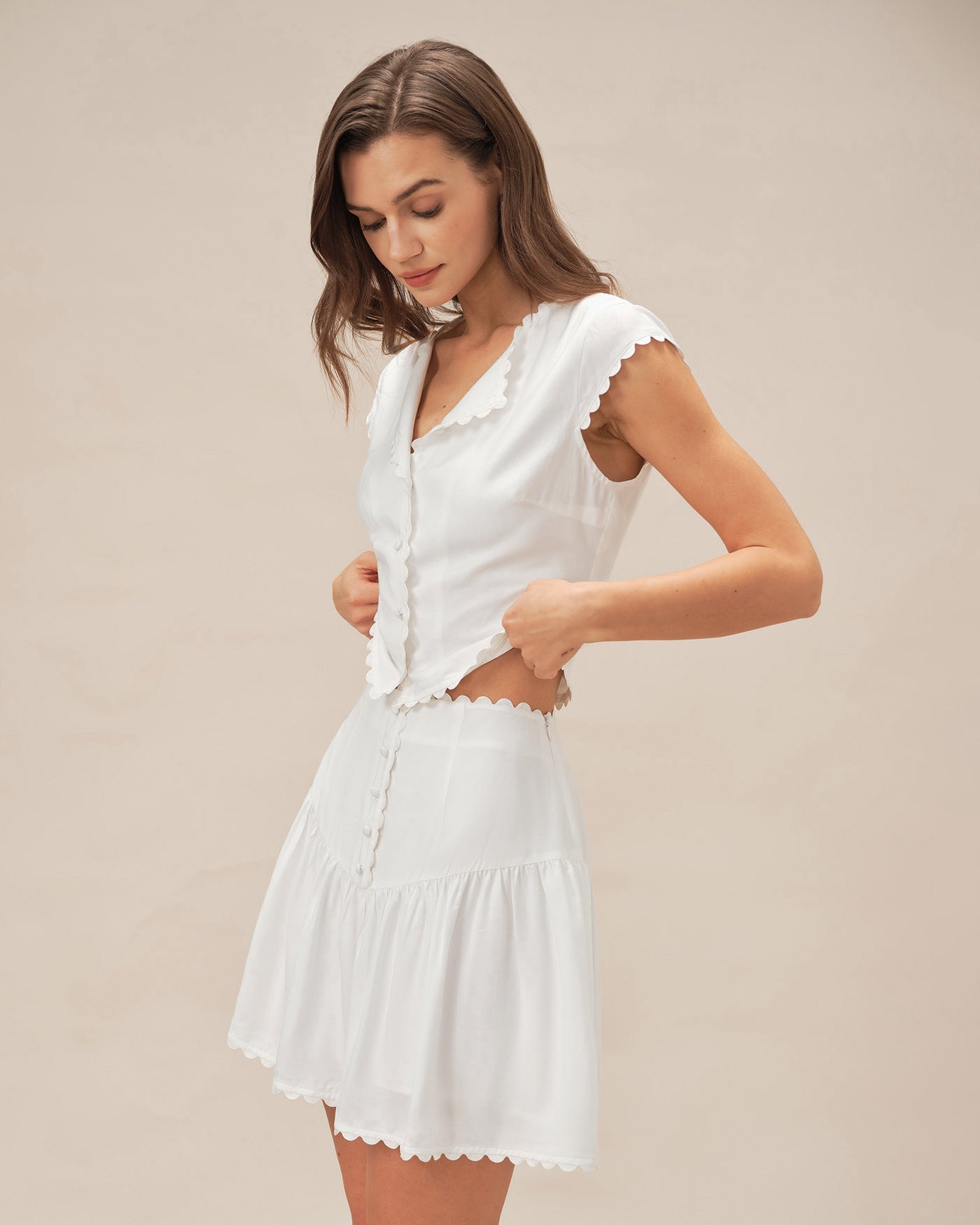 Falda Mini con Botones y Fruncido — Blanco