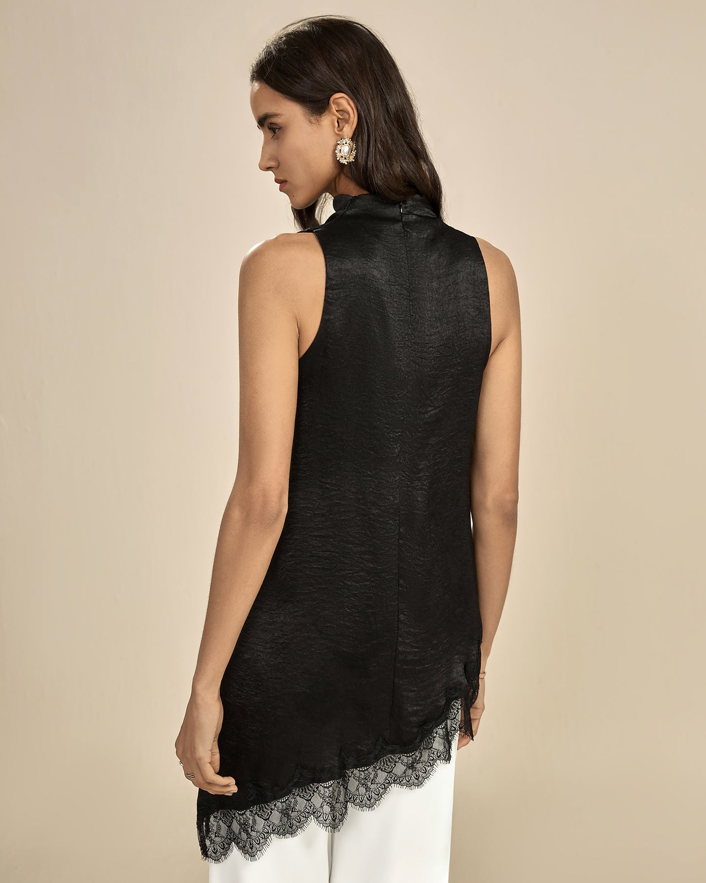 Top de Tirantes de Encaje Cuello Alto — Negro