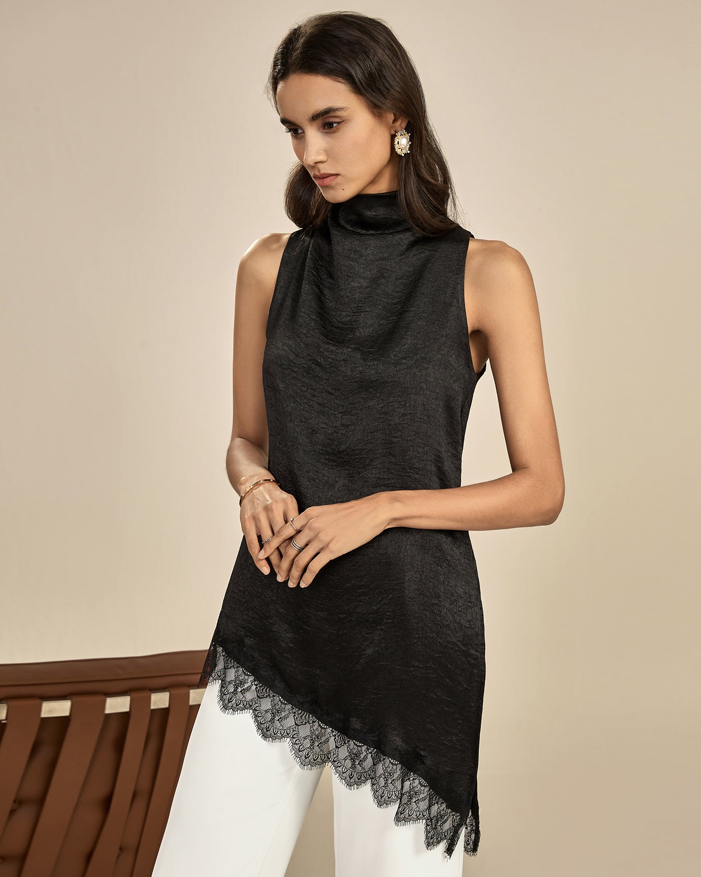 Top de Tirantes de Encaje Cuello Alto — Negro