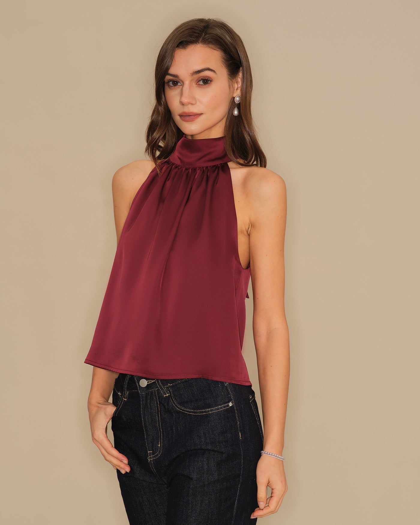 Top Satinado con Lazo Cuello Alto — Granate