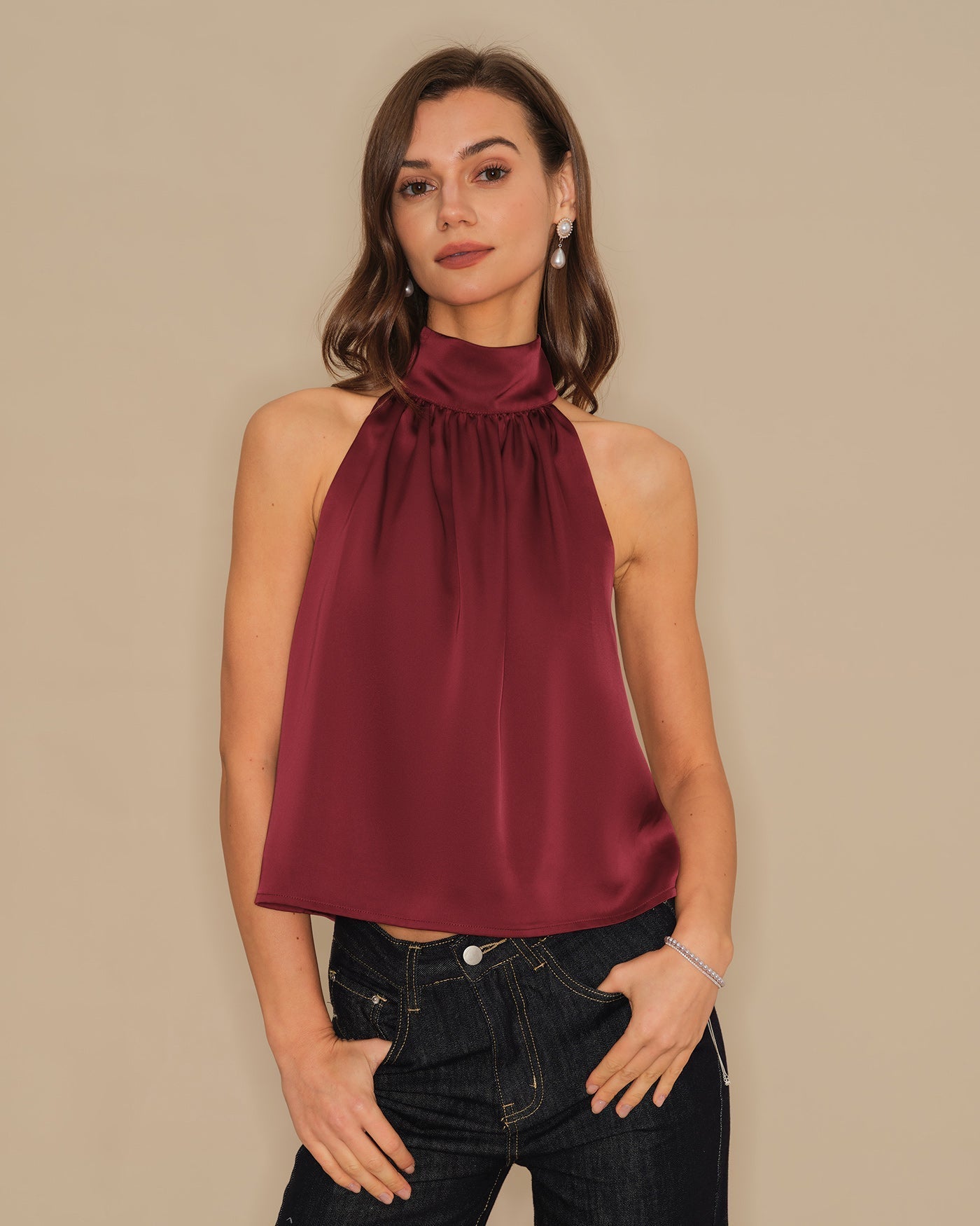 Top Satinado con Lazo Cuello Alto — Granate