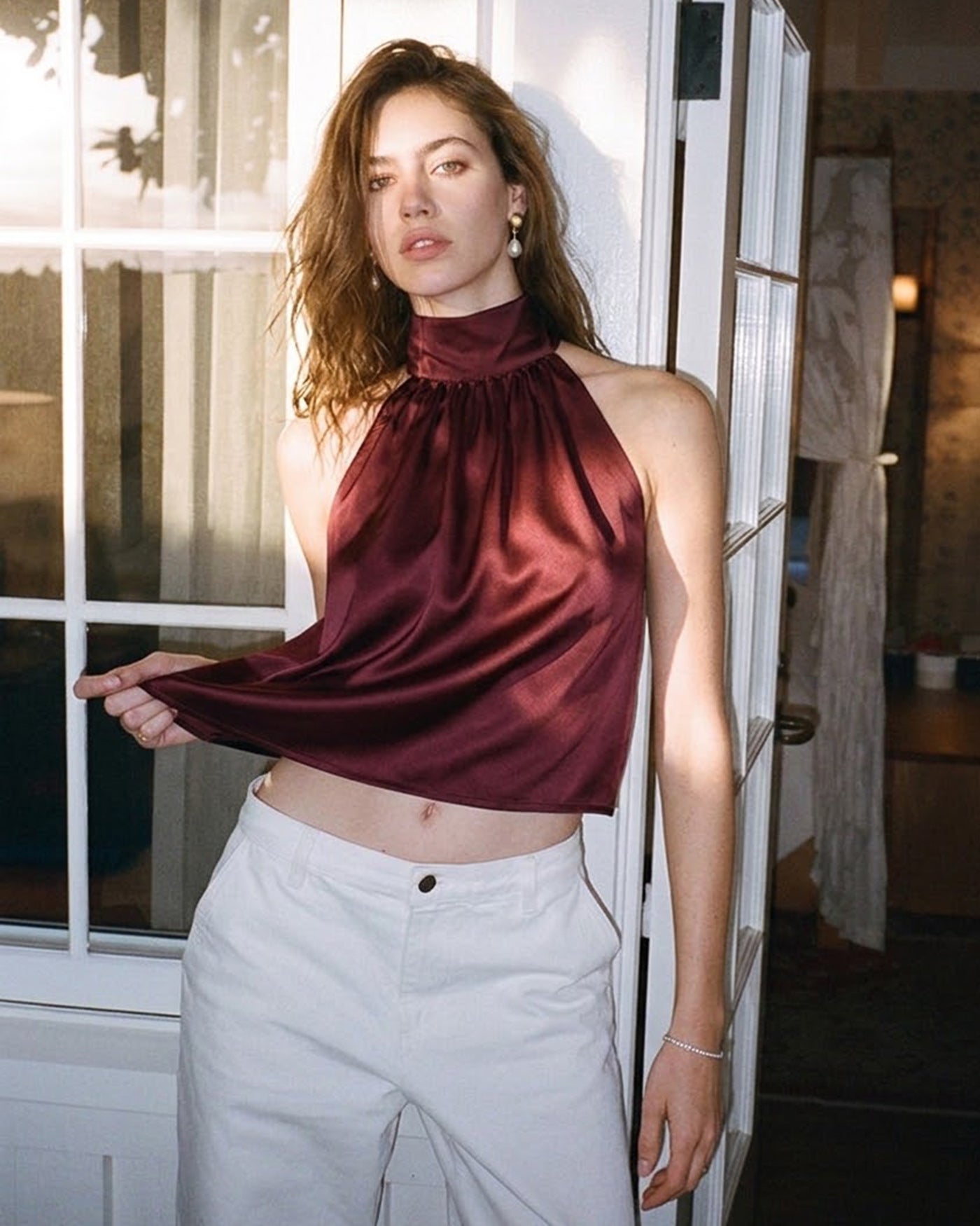 Top Satinado con Lazo Cuello Alto — Granate