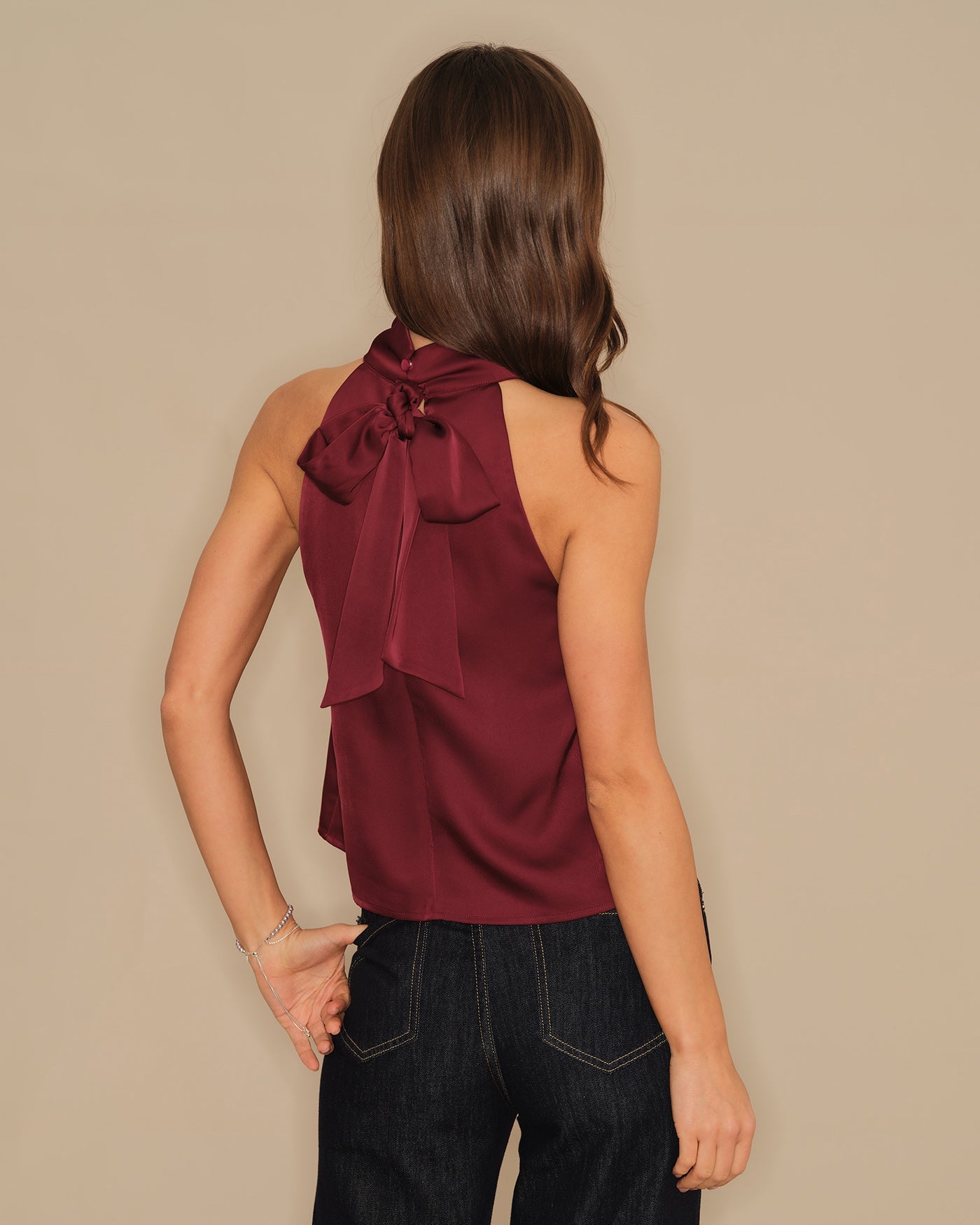 Top Satinado con Lazo Cuello Alto — Granate