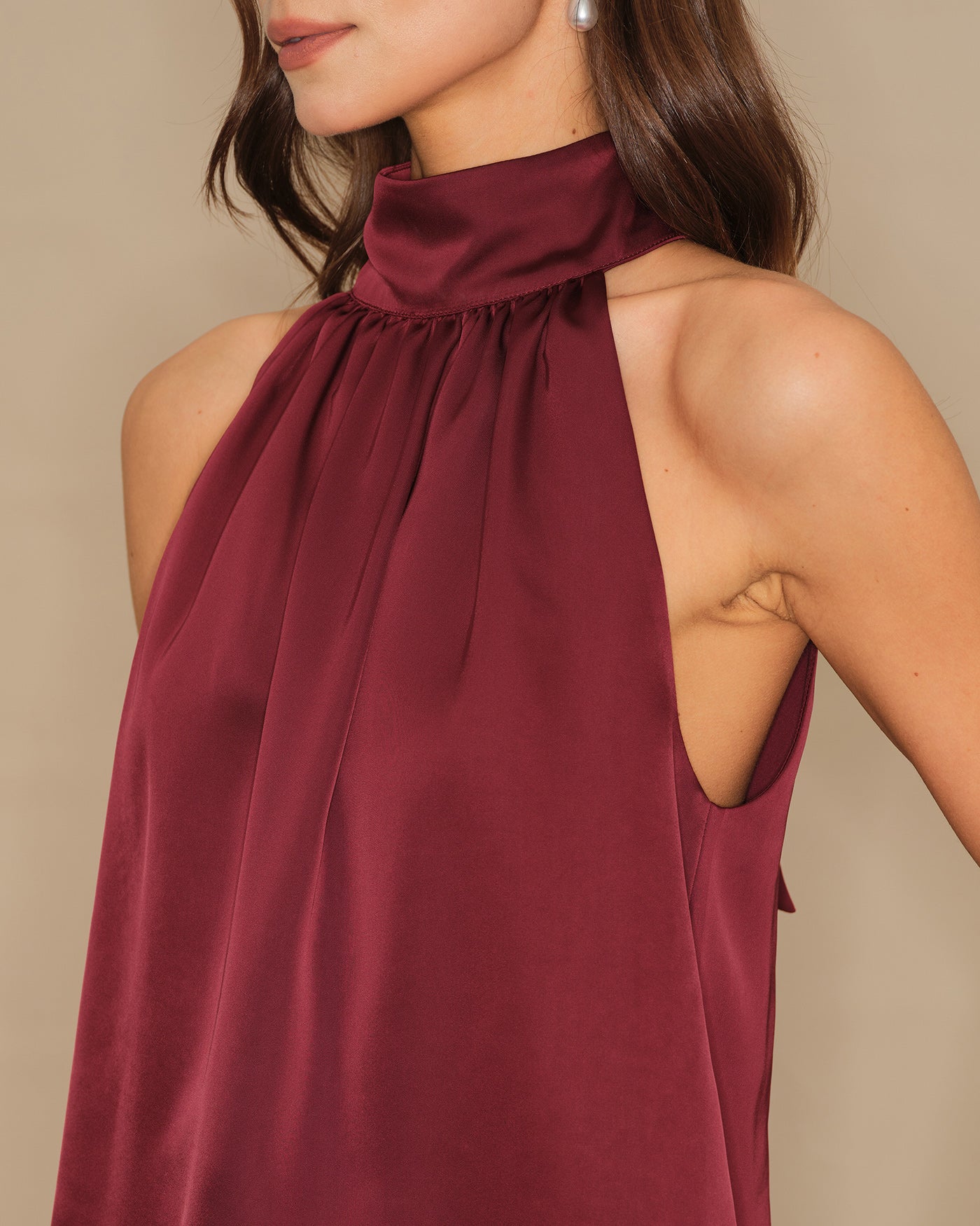 Top Satinado con Lazo Cuello Alto — Granate