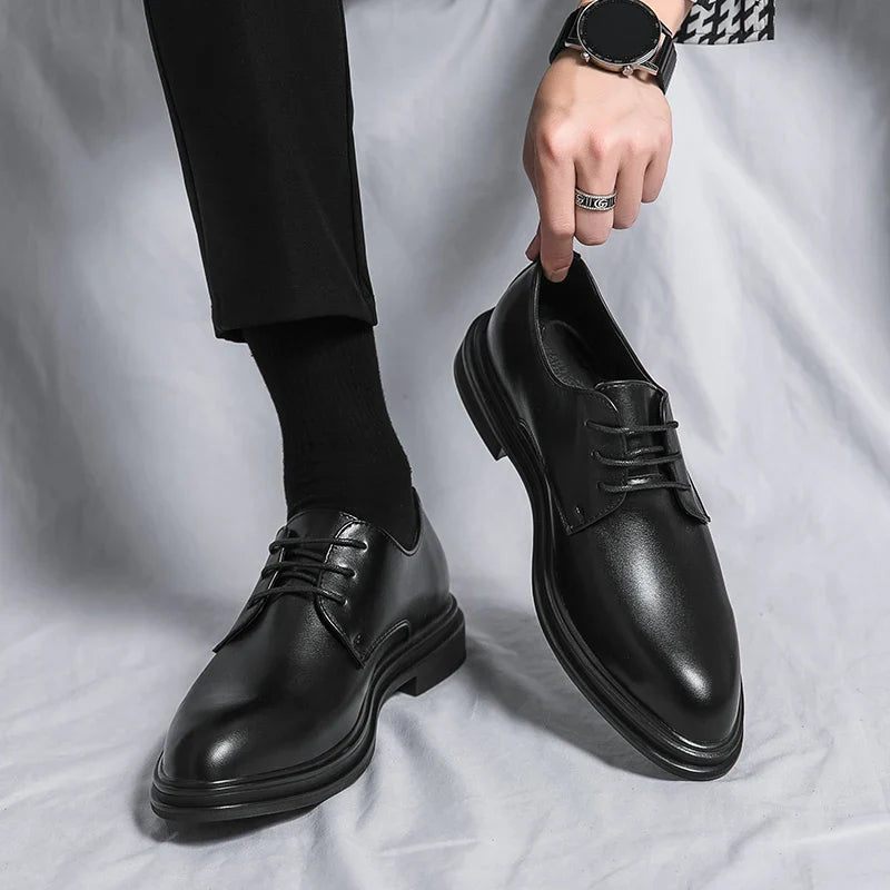 Zapatos de hombre estilo Derby con acabado brillante y suela gruesa