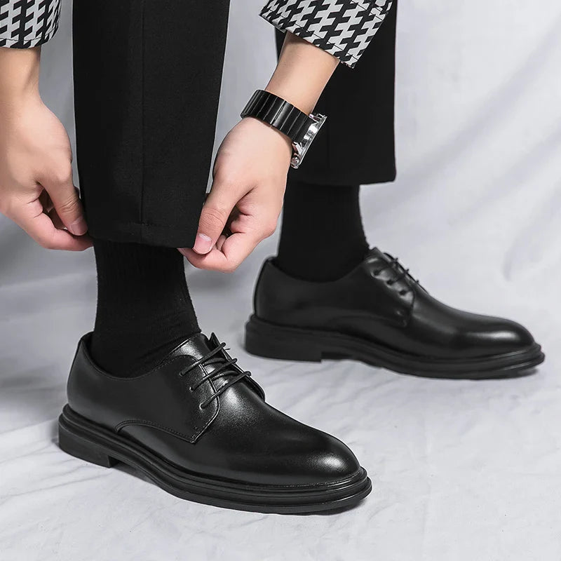 Zapatos de hombre estilo Derby con acabado brillante y suela gruesa