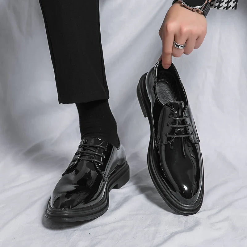 Zapatos de hombre estilo Derby con acabado brillante y suela gruesa